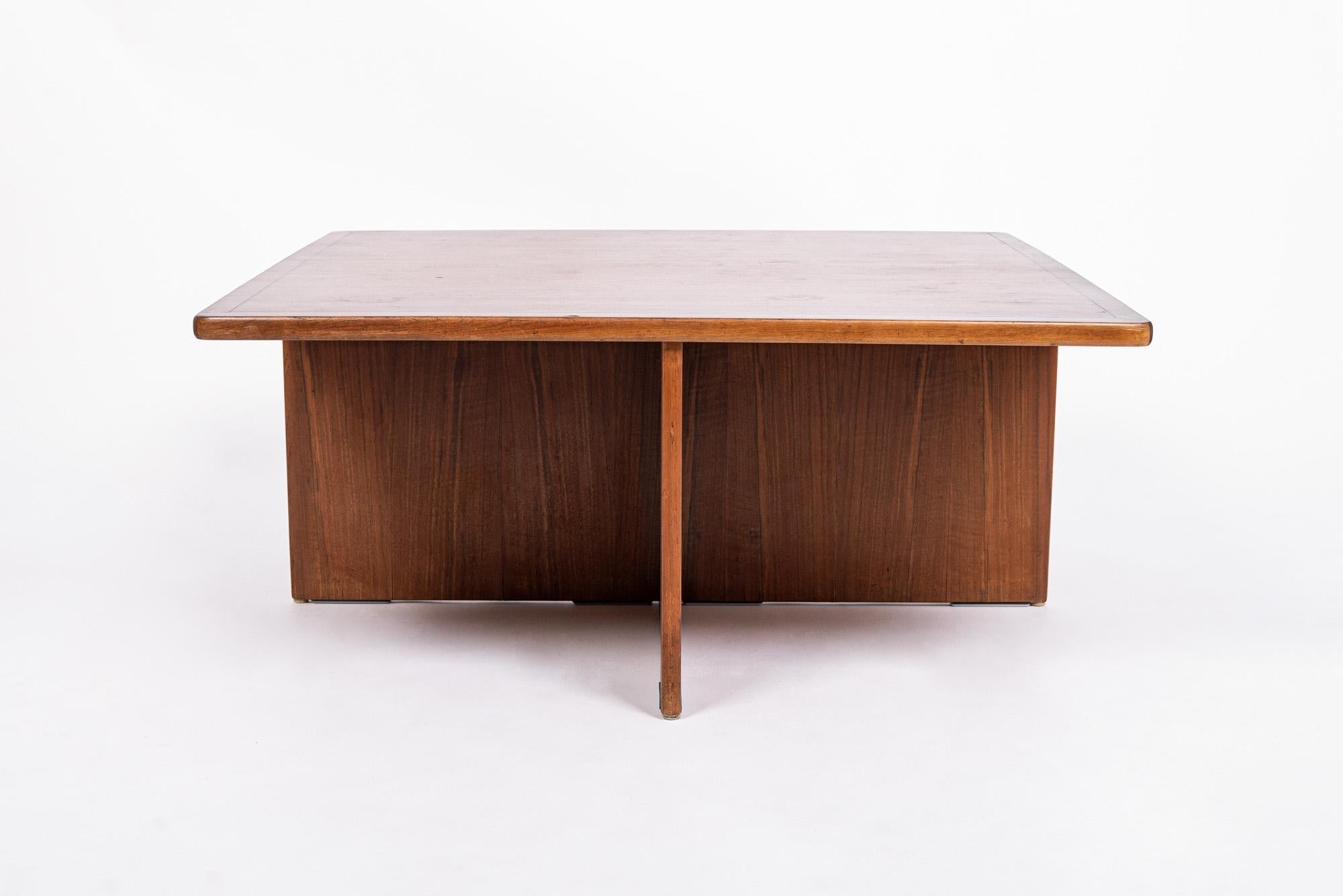 20ième siècle Ensemble table basse carrée et table d'extrémité gigogne en bois du milieu du siècle dernier par Drexel en vente
