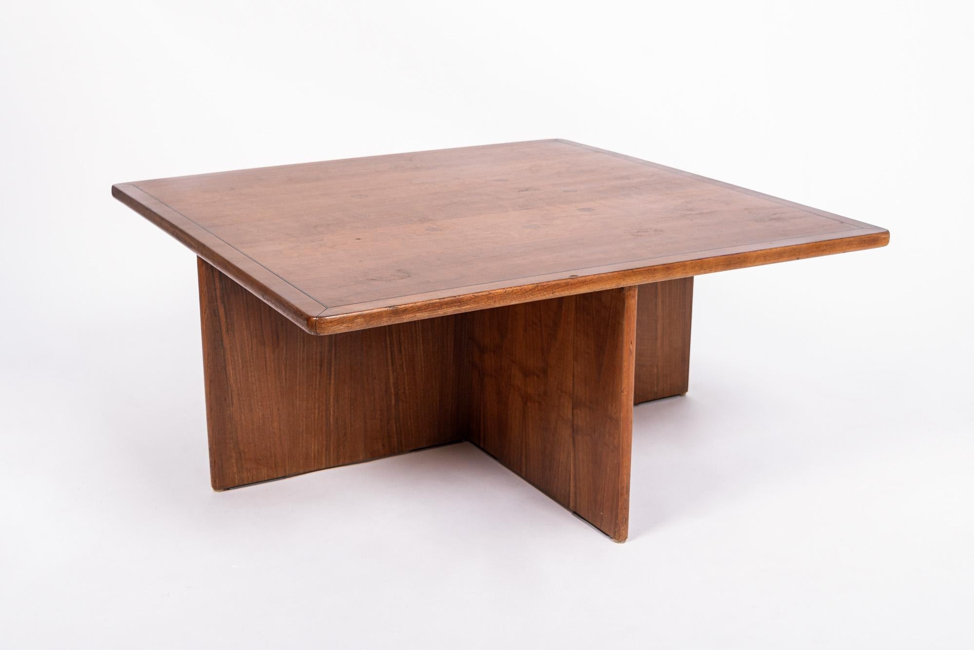 Stratifié Ensemble table basse carrée et table d'extrémité gigogne en bois du milieu du siècle dernier par Drexel en vente