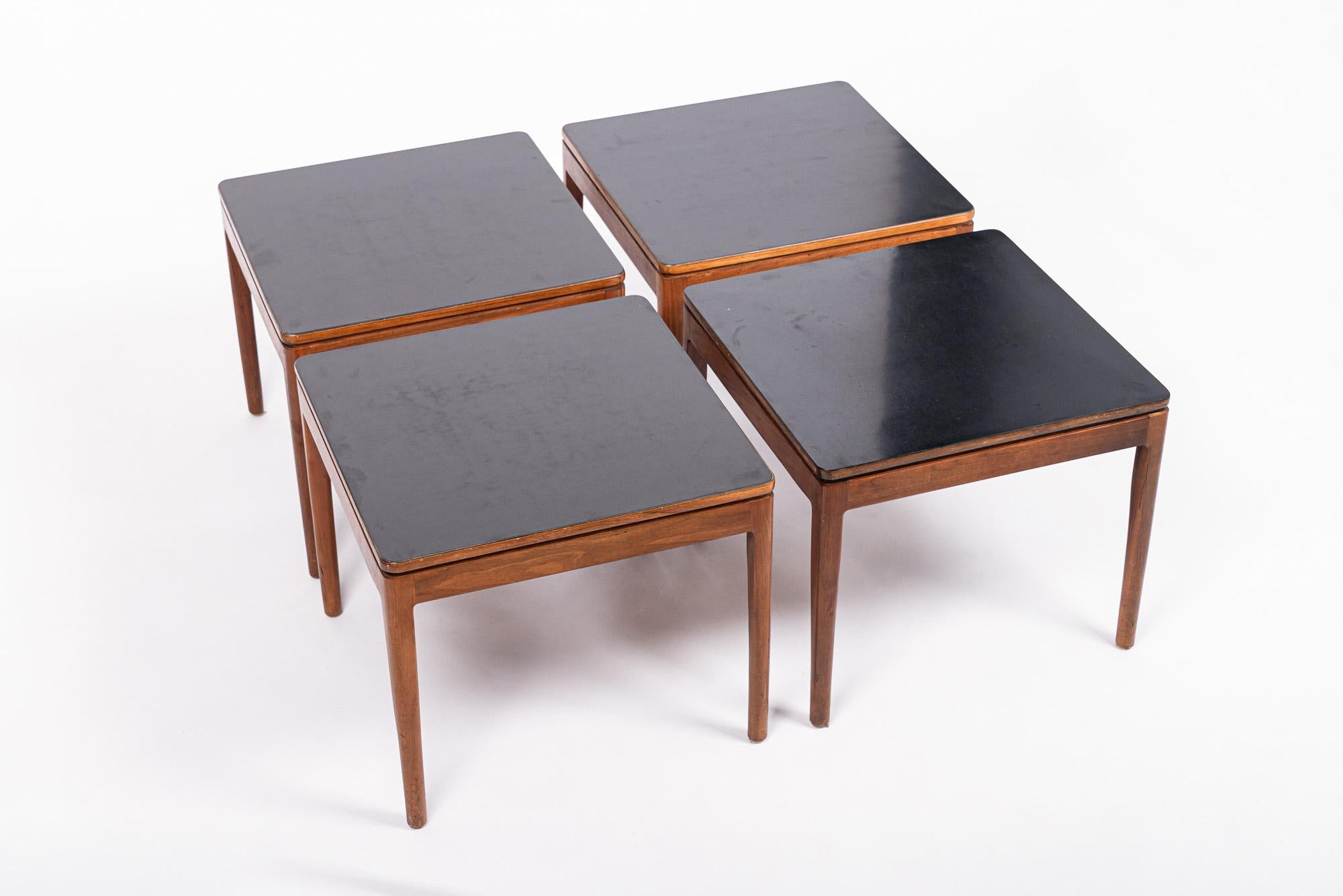 Ensemble table basse carrée et table d'extrémité gigogne en bois du milieu du siècle dernier par Drexel en vente 1