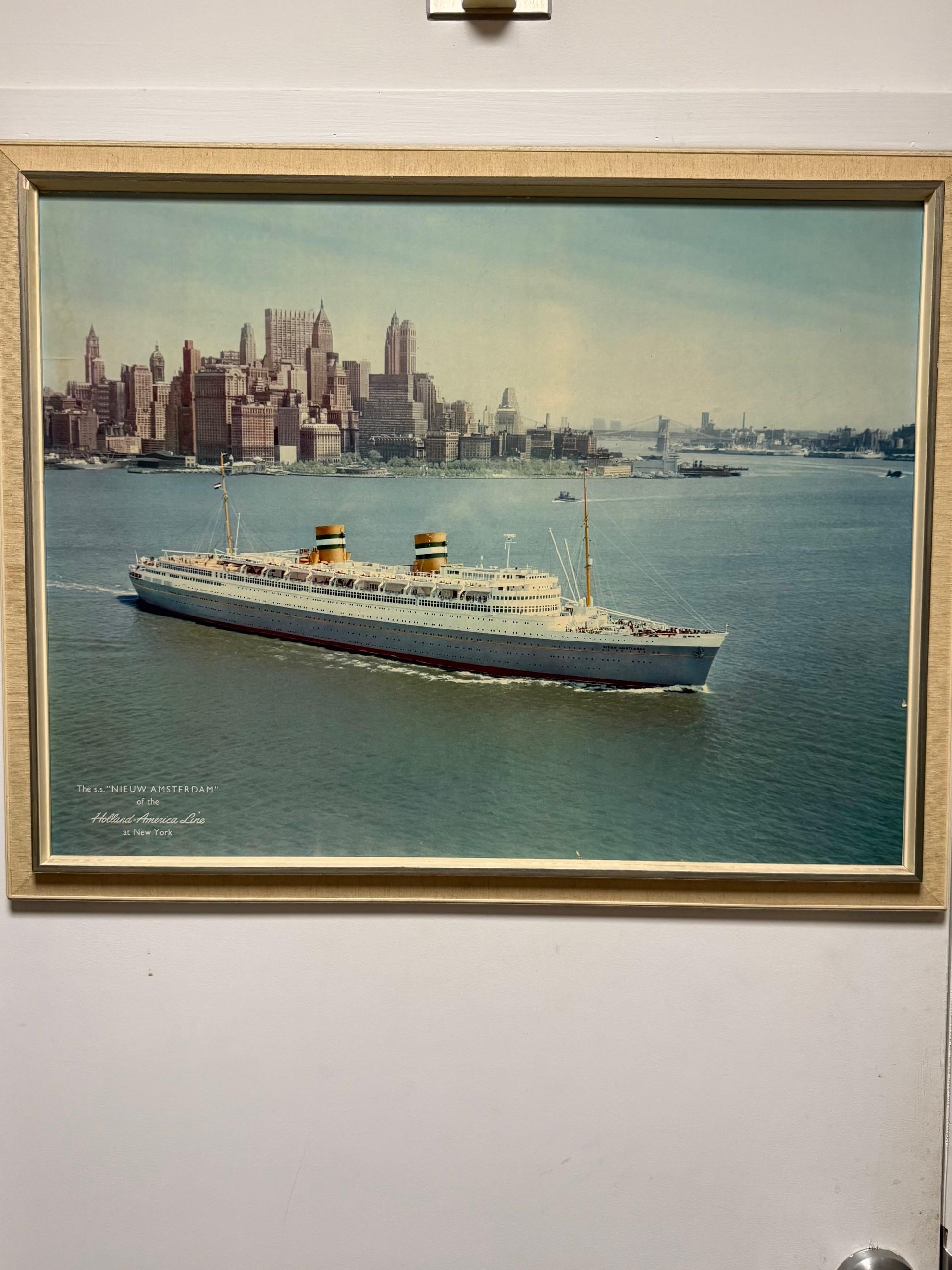 Mitte des 20. Jahrhunderts SS NIEUW AMSTERDAM der Holland-America Line in New York Druck an Bord. Bilder wie dieses wurden Mitte des 20. Jahrhunderts in Reisebüros verwendet, um für Luxuskreuzfahrtlinien zu werben. 
Die SS Nieuw Amsterdam war ein