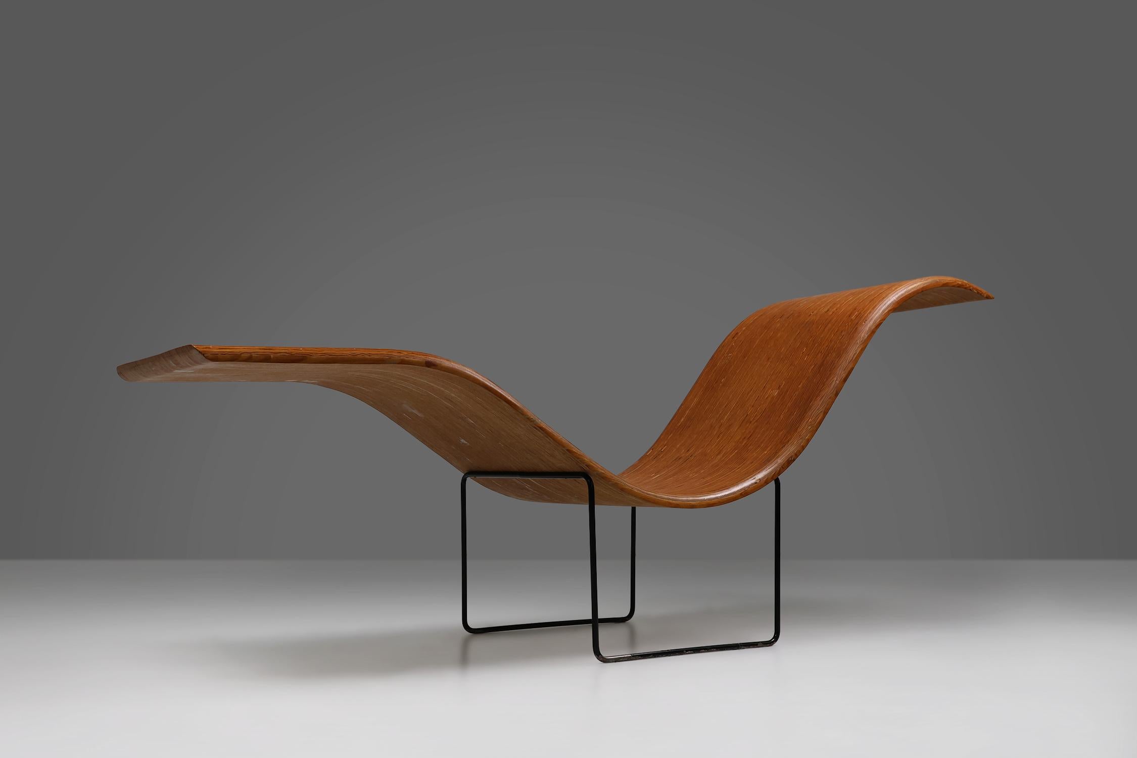 Allemagne / 1990 / chaise longue / Tiller Lesser / bois, métal / Mid-century / Vintage

Une chaise longue d'une beauté époustouflante conçue par l'artiste multimédia allemand Tiller Lesser en 1990. Cette chaise extrêmement rare présente toutes les