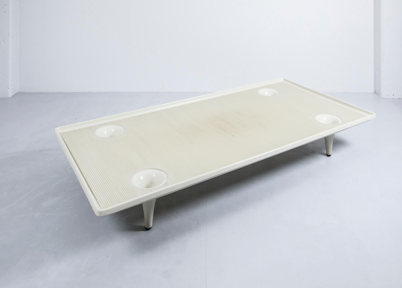 This stackable daybed was designed by Andreas Christen for H.P. Spengler in Switzerland in the 1960s. The material and white color give the daybed its space design and makes it look very modern.