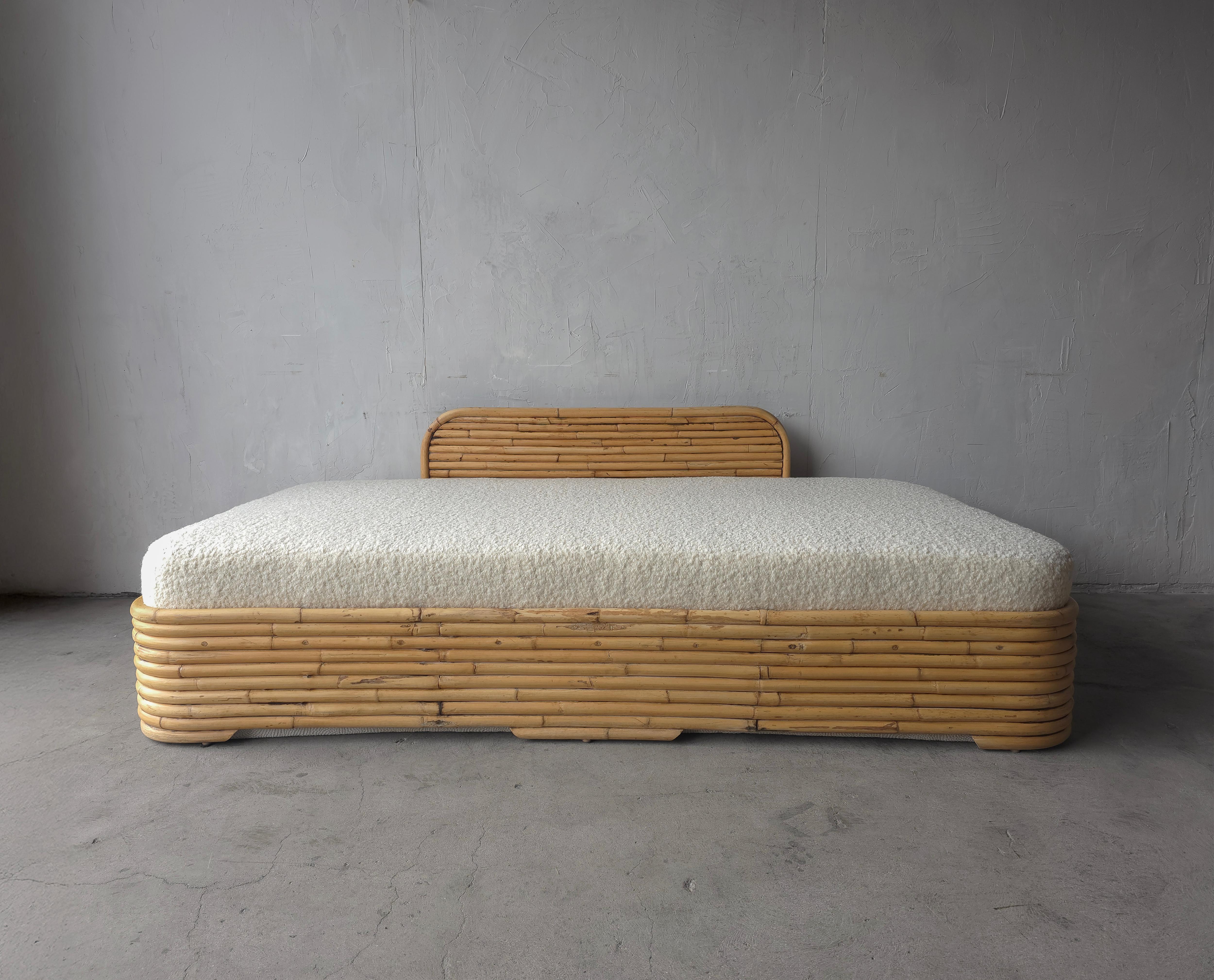 Impresionante ejemplo de bambú vintage. Este precioso sofá-cama de bambú apilado tiene unas líneas espectaculares y añadirá calidez y textura a cualquier espacio. Se ha modernizado con espuma y tejido boucle totalmente nuevos, con lo que ha pasado