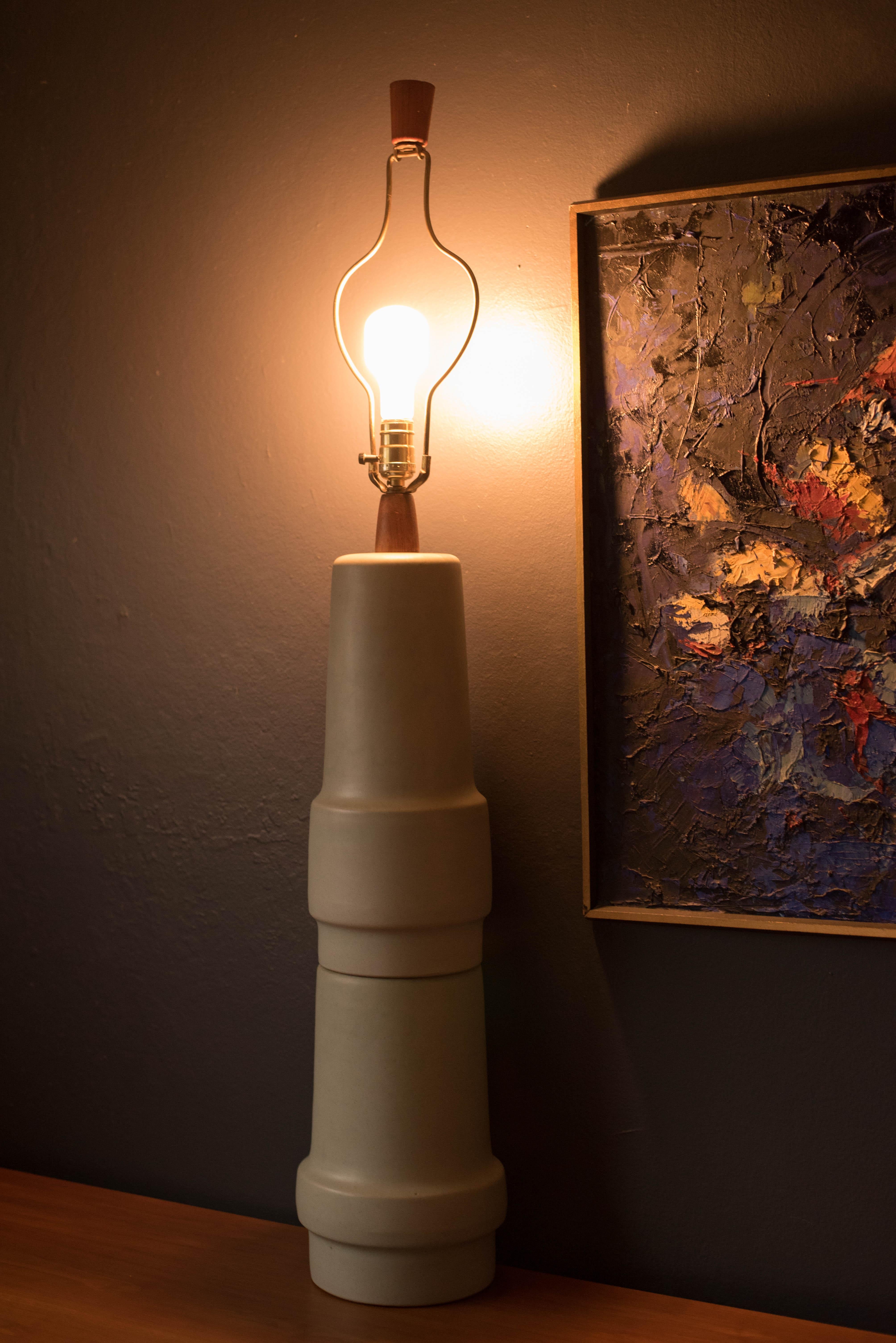 Mid-Century Modern Lampe de table en céramique empilée du milieu du siècle par Martz en vente