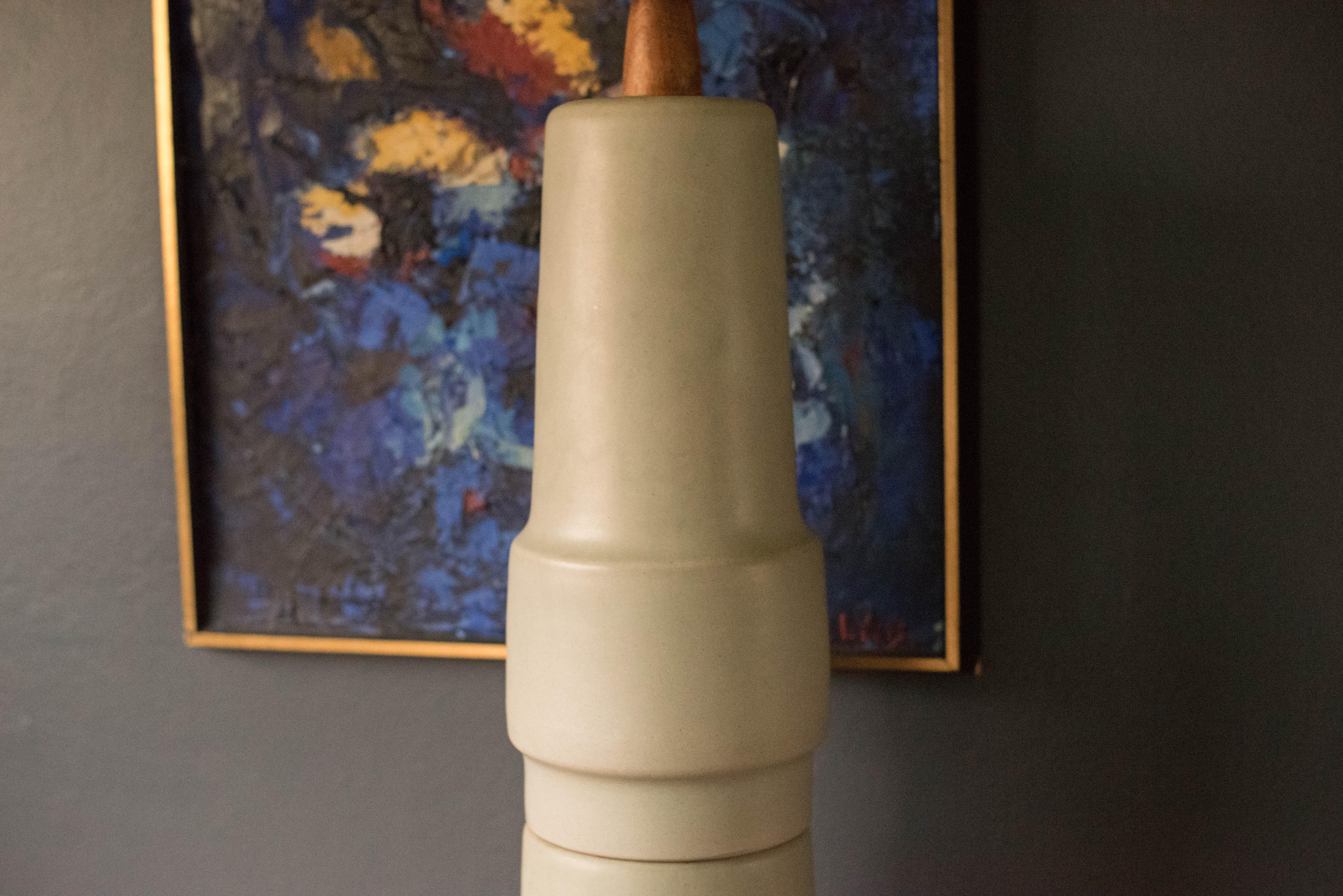 Mid Century Stacked Ceramic Pottery Table Lamp by Martz In Good Condition For Sale In San Jose, CA