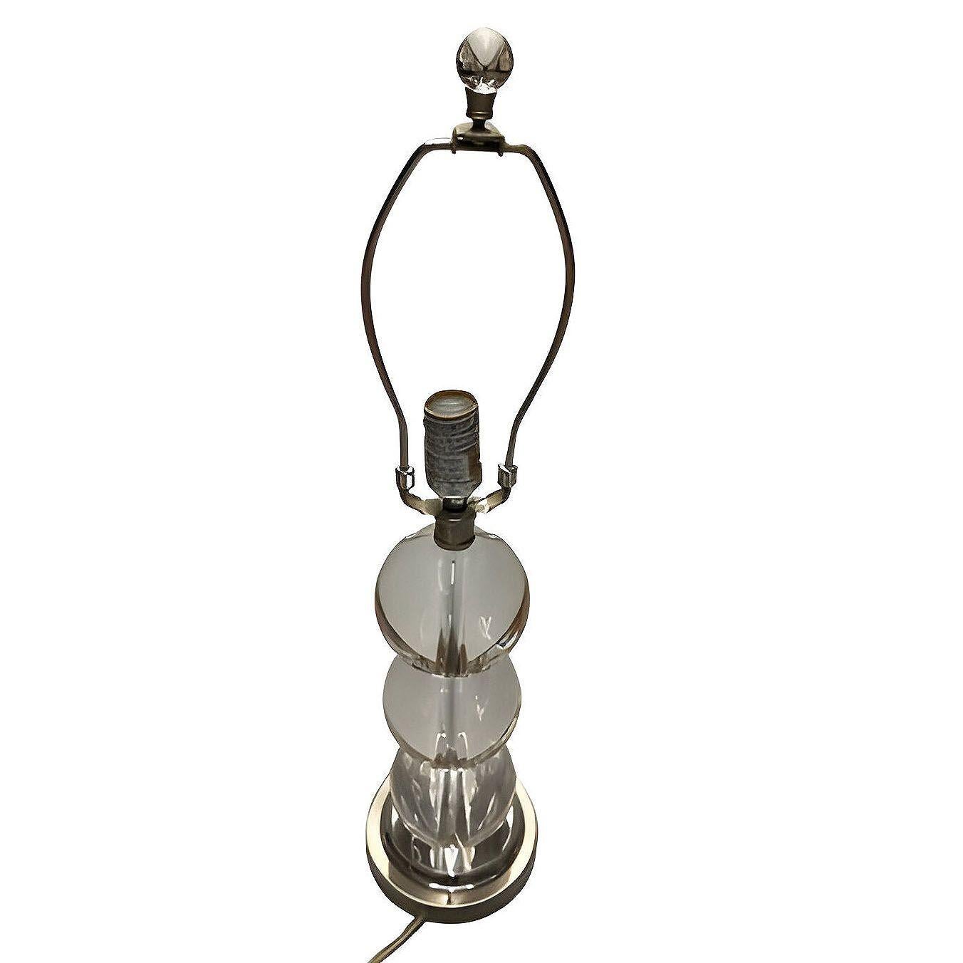 Paire de lampes de table à trois boules en cristal graduées et empilables, de style moderne du milieu du siècle, avec base chromée. Chaque lampe comporte 3 boules de cristal empilées sur une tige centrale fixée à une base chromée avec une douille