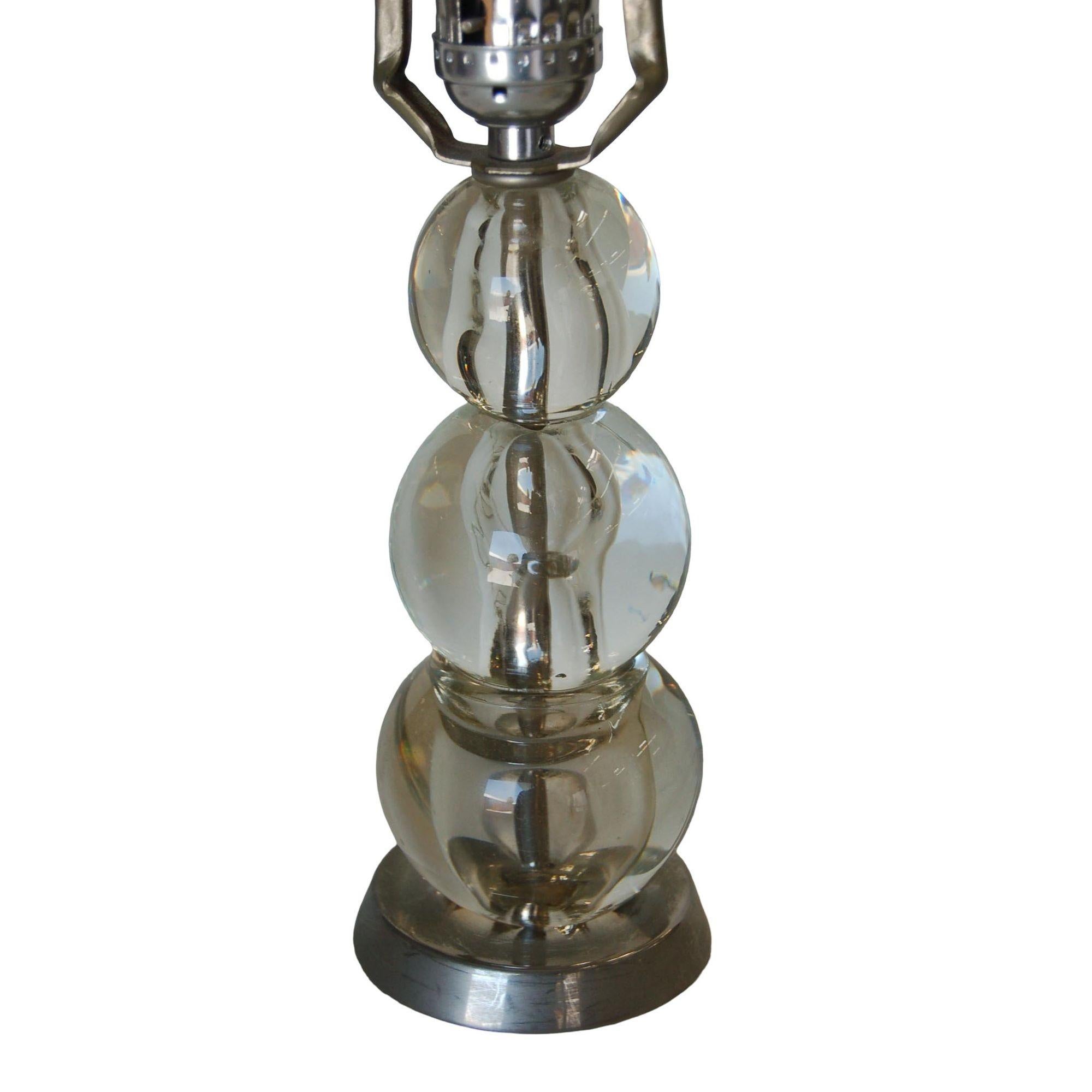 Moderne Paire de lampes de table empilées de style mi-siècle en cristal avec base chromée en vente
