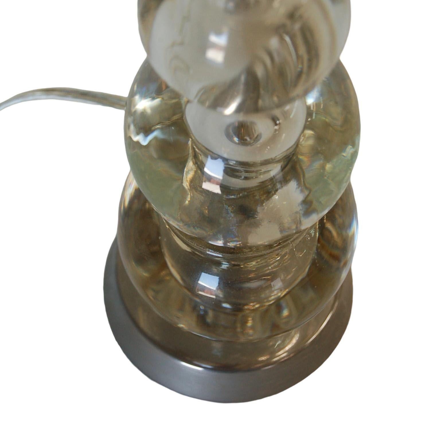Paire de lampes de table empilées de style mi-siècle en cristal avec base chromée Excellent état - En vente à Van Nuys, CA