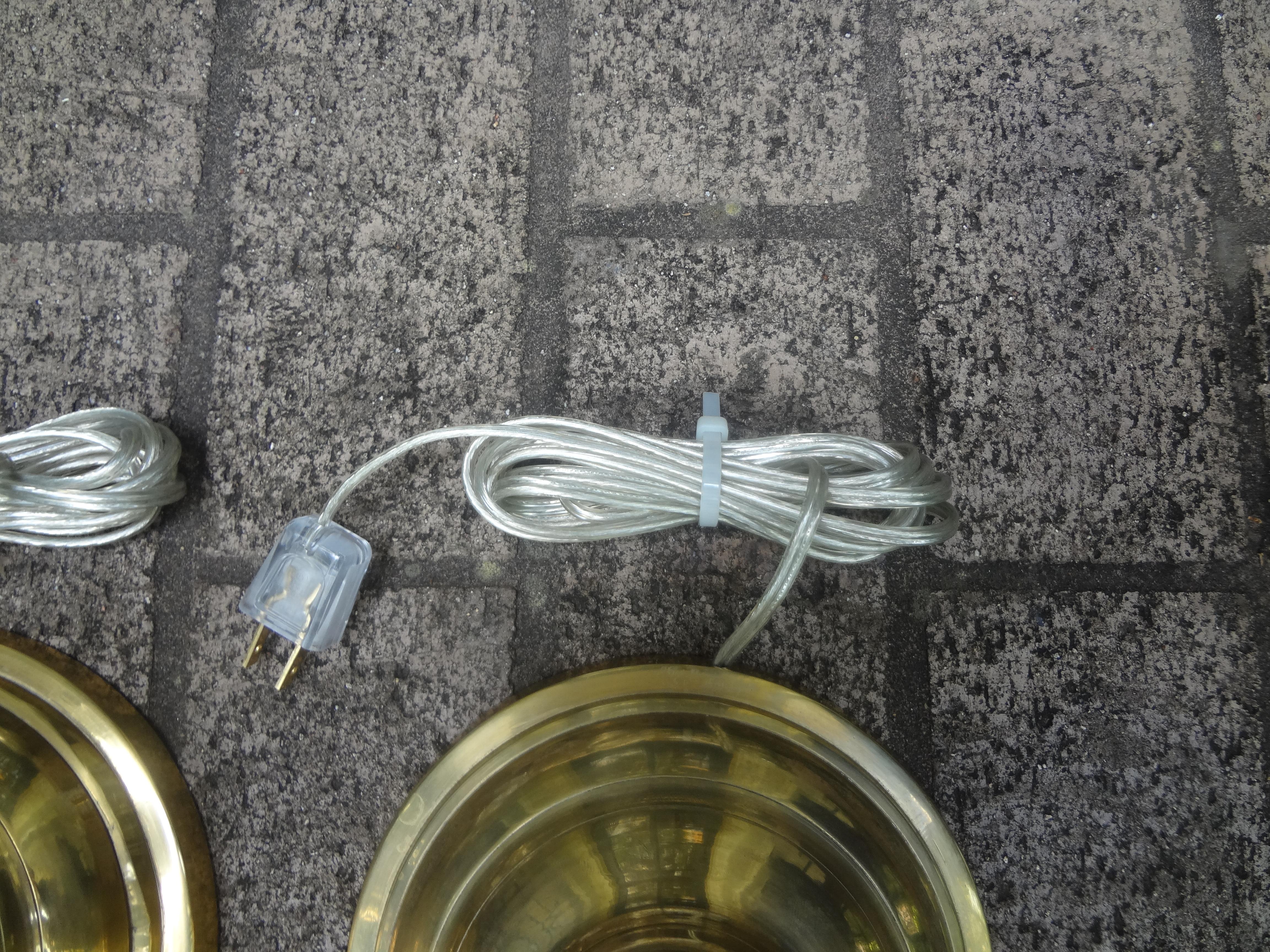 Coppia di lampade a sfera impilate in ottone del Medioevo nello stile di James Mont in vendita 3