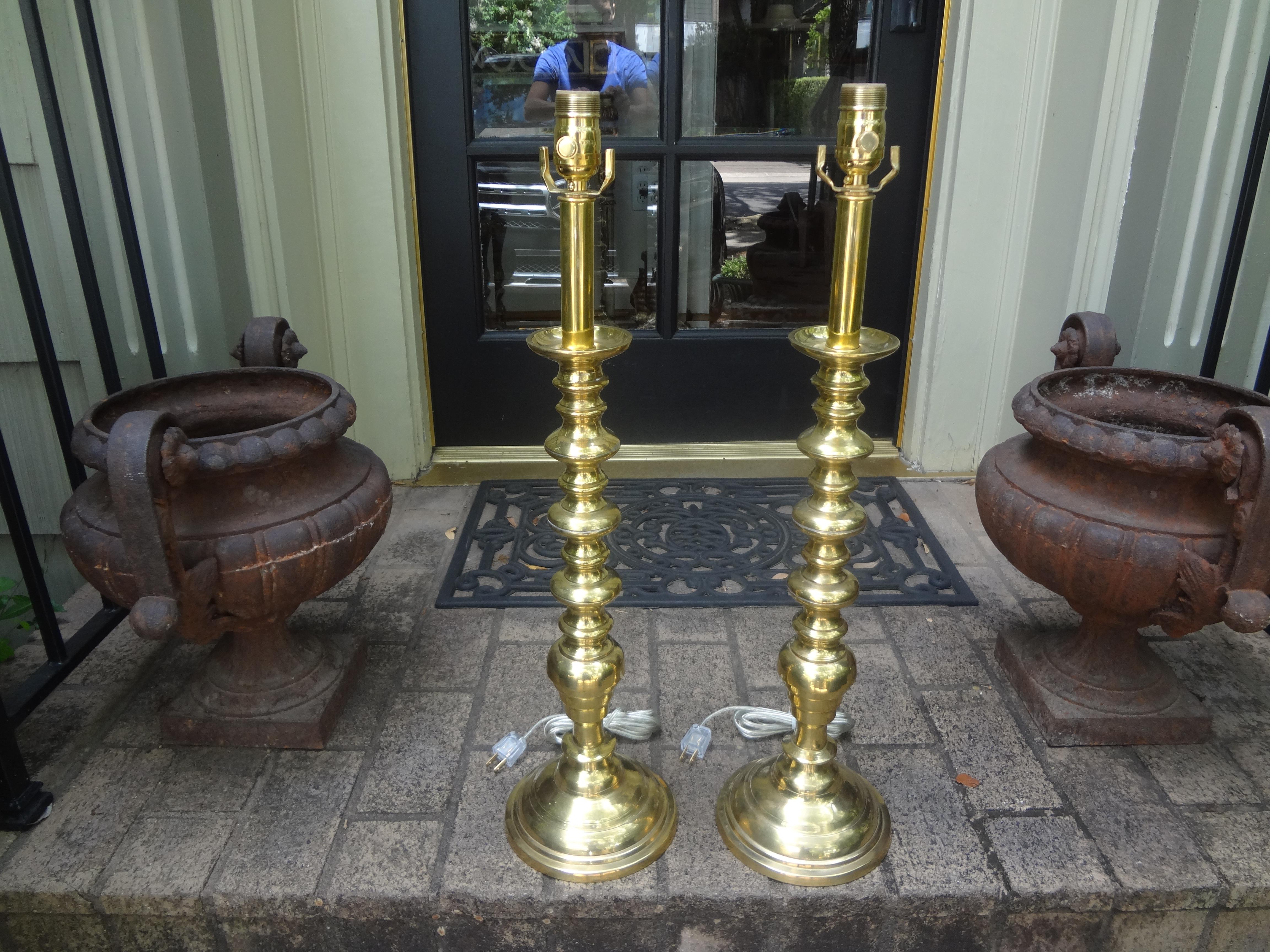 Pair of Midcentury Stacked Sphere Brass Lamps in the Style of James Mont For Sale 1