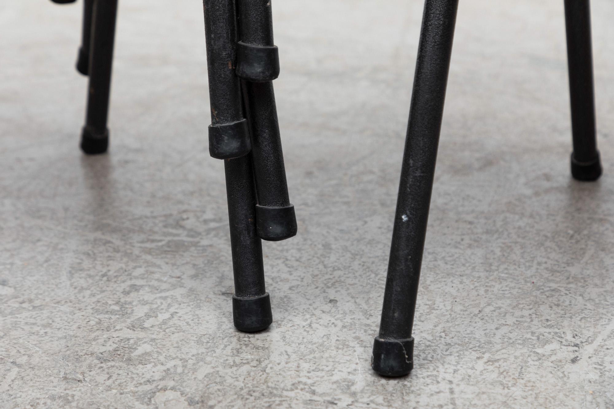 Stapelstühle aus der Mitte des Jahrhunderts mit grauen Kunststoffsitzen und schwarzem strukturiertem Rahmen im Angebot 11