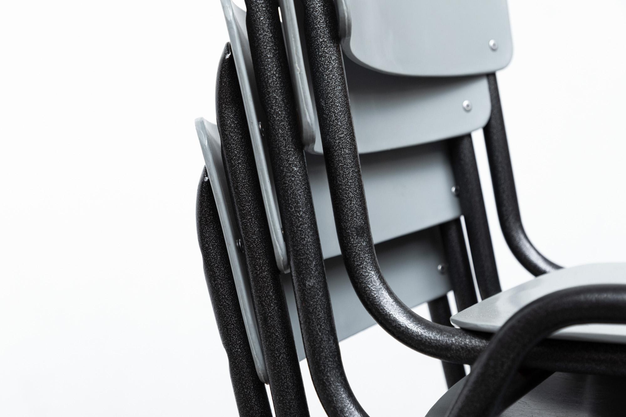 Stapelstühle aus der Mitte des Jahrhunderts mit grauen Kunststoffsitzen und schwarzem strukturiertem Rahmen im Angebot 2