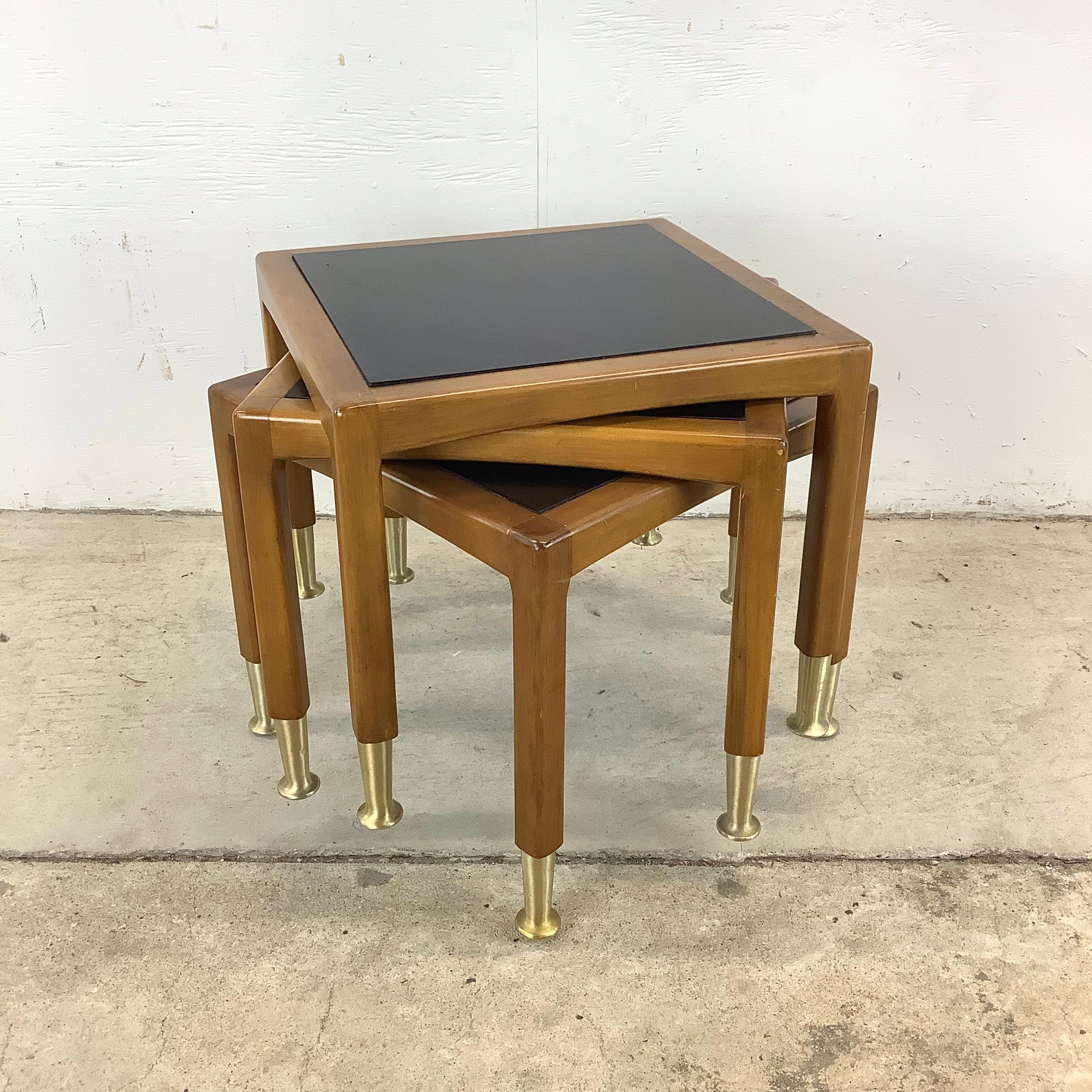n trio exceptionnel de tables gigognes modernes du milieu du siècle, cet ensemble capture la précision architecturale et le jeu de matériaux raffinés qui ont défini l'éthique du design de cette période. Chaque table est dotée d'un cadre au riche ton
