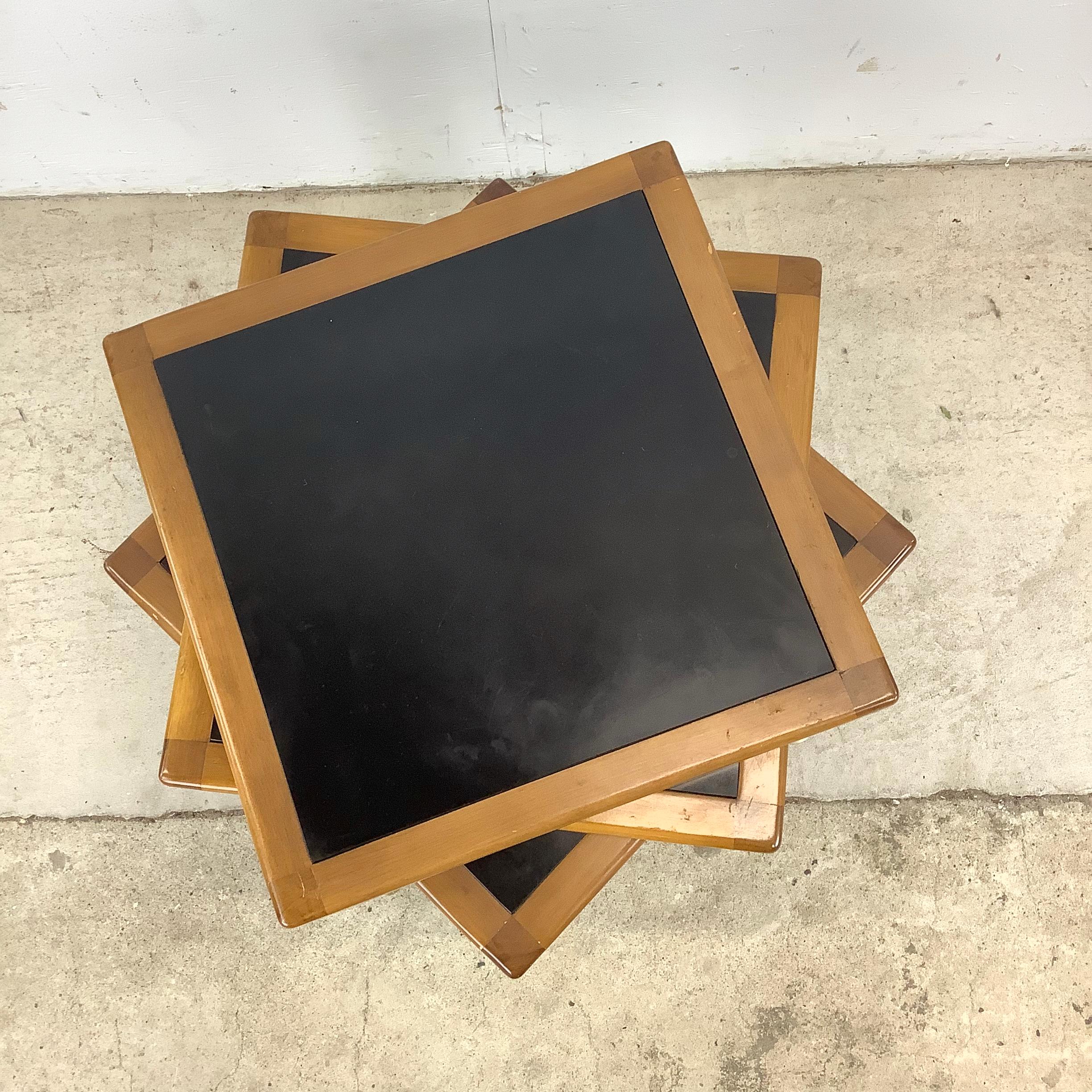 Mid-Century Modern Tables empilables Mid-Century - Lot de trois en vente