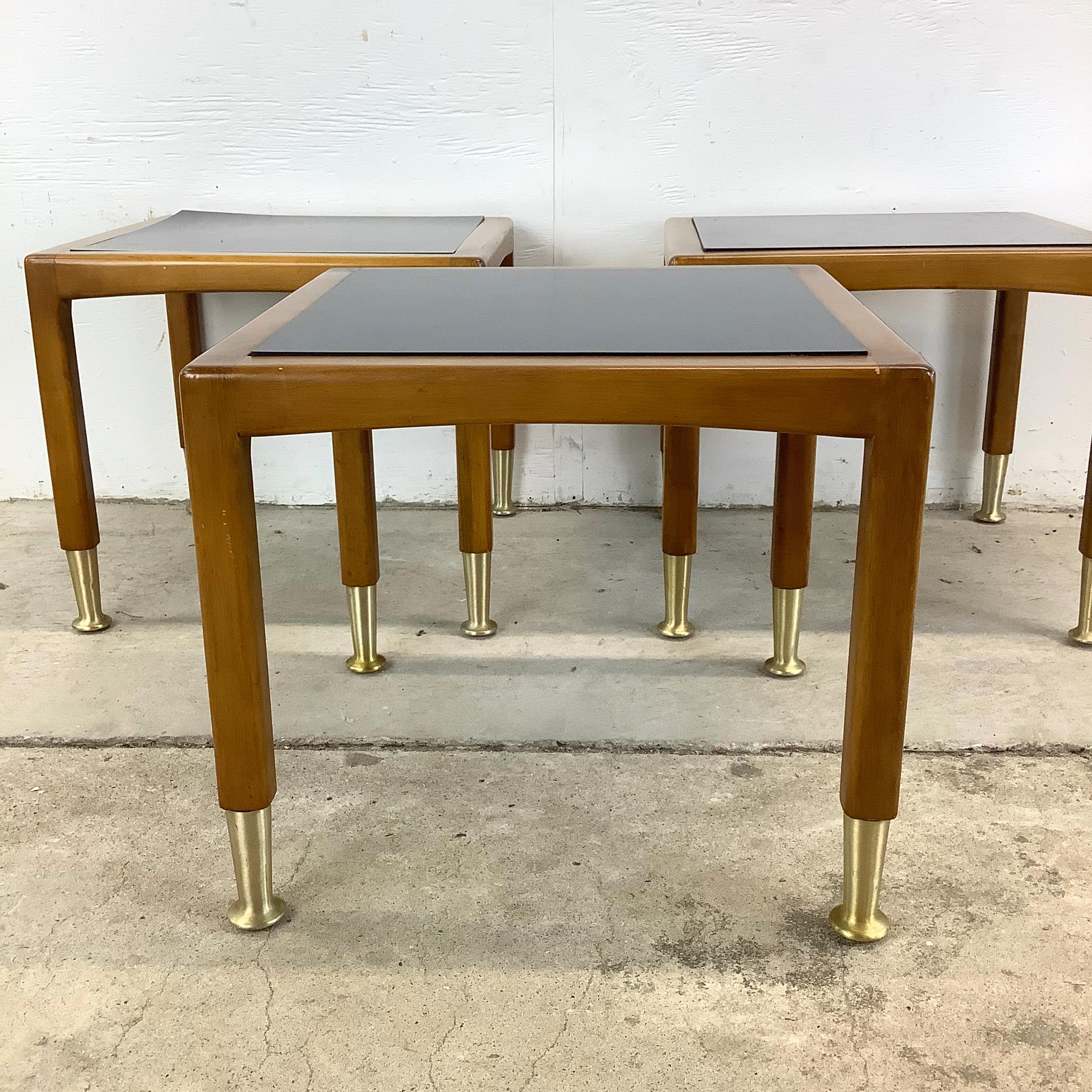 Métal Tables empilables Mid-Century - Lot de trois en vente