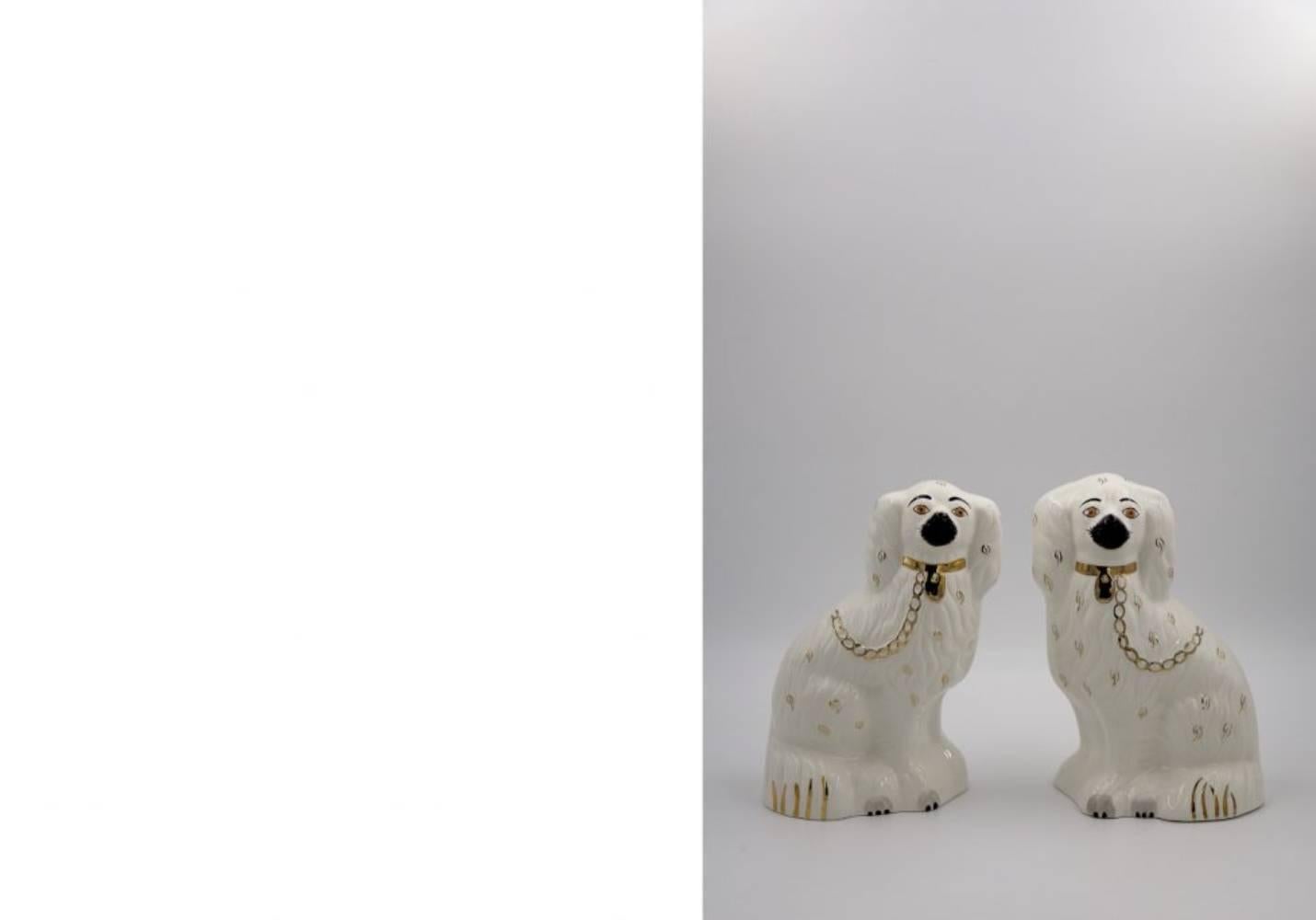 Dieser Satz von zwei Staffordshire Spaniel Mantle Dogs Keramikfiguren wurde von der englischen Manufaktur Beswick in den 1960er Jahren hergestellt. Die Katalognummer 1378-4. Die Figuren sind aus hochwertiger handbemalter Keramik gefertigt.
