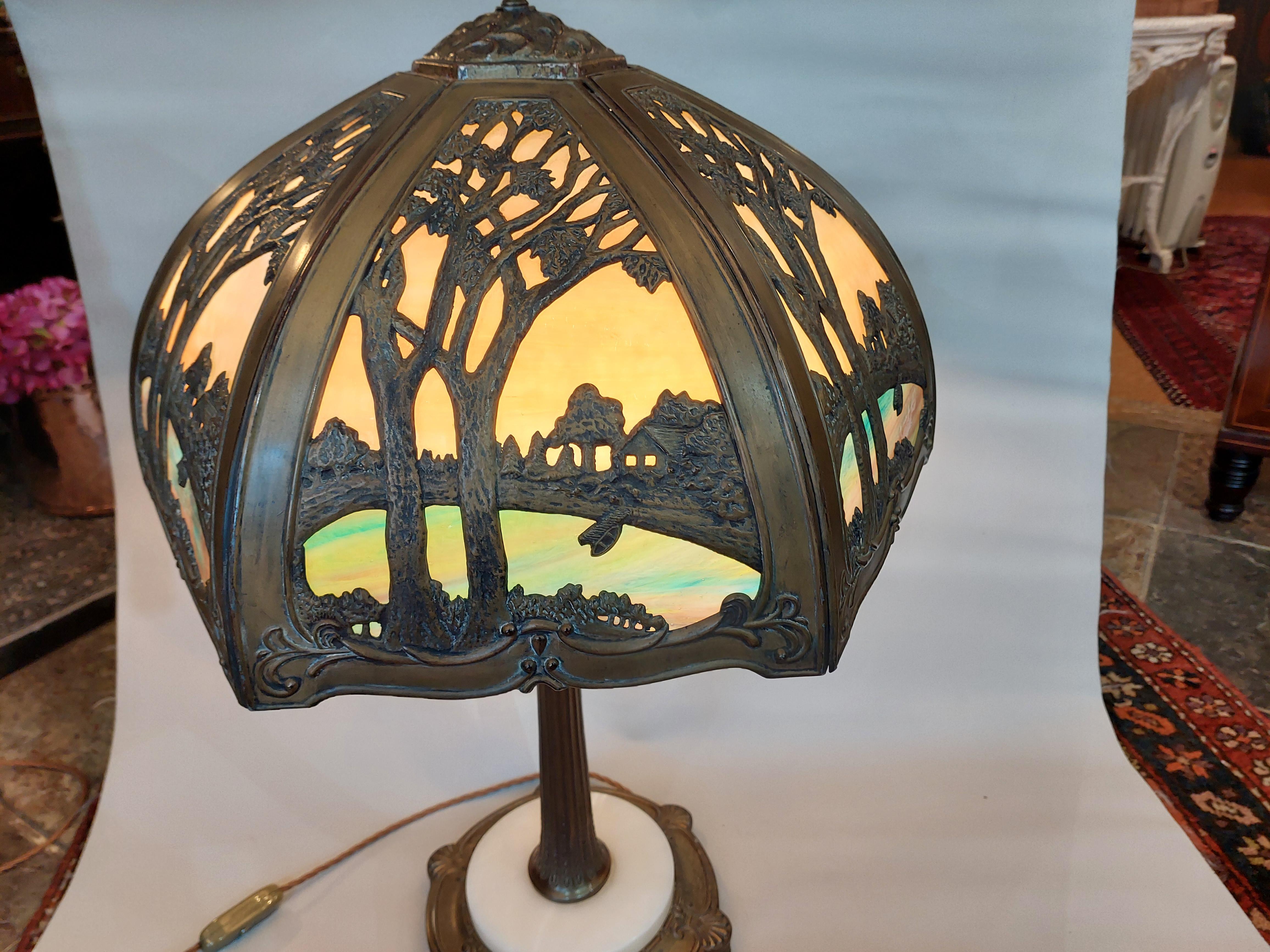 Tischlampe aus Buntglas im Jugendstil aus der Mitte des Jahrhunderts, im Galle-Stil (amerikanisch) im Angebot