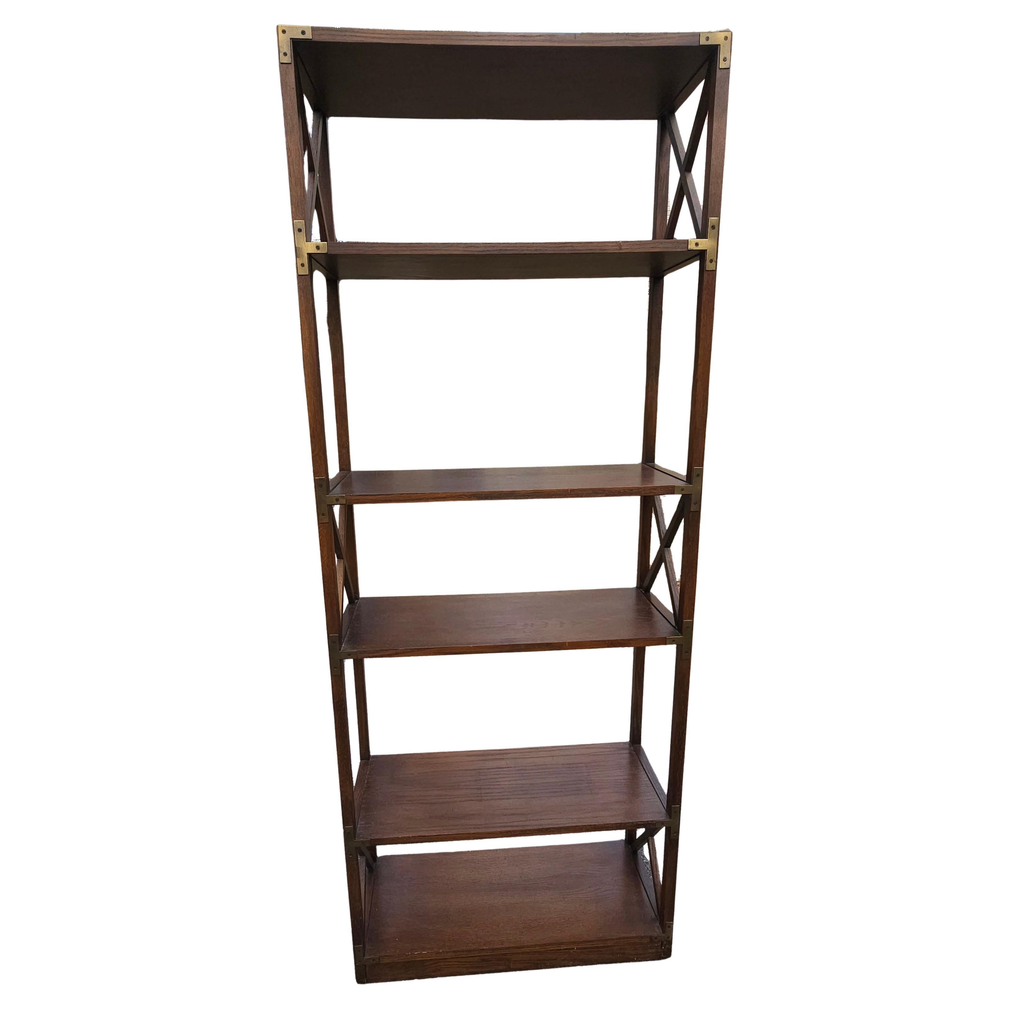 Libreria / Etagere a Campaigner aperta in legno di noce tinto e accessori in ottone della metà del secolo scorso
Misura 19