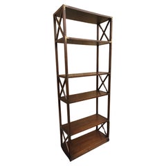 Mid Century Nussbaum gebeizt und Messing offen Campaigner Bücherregal