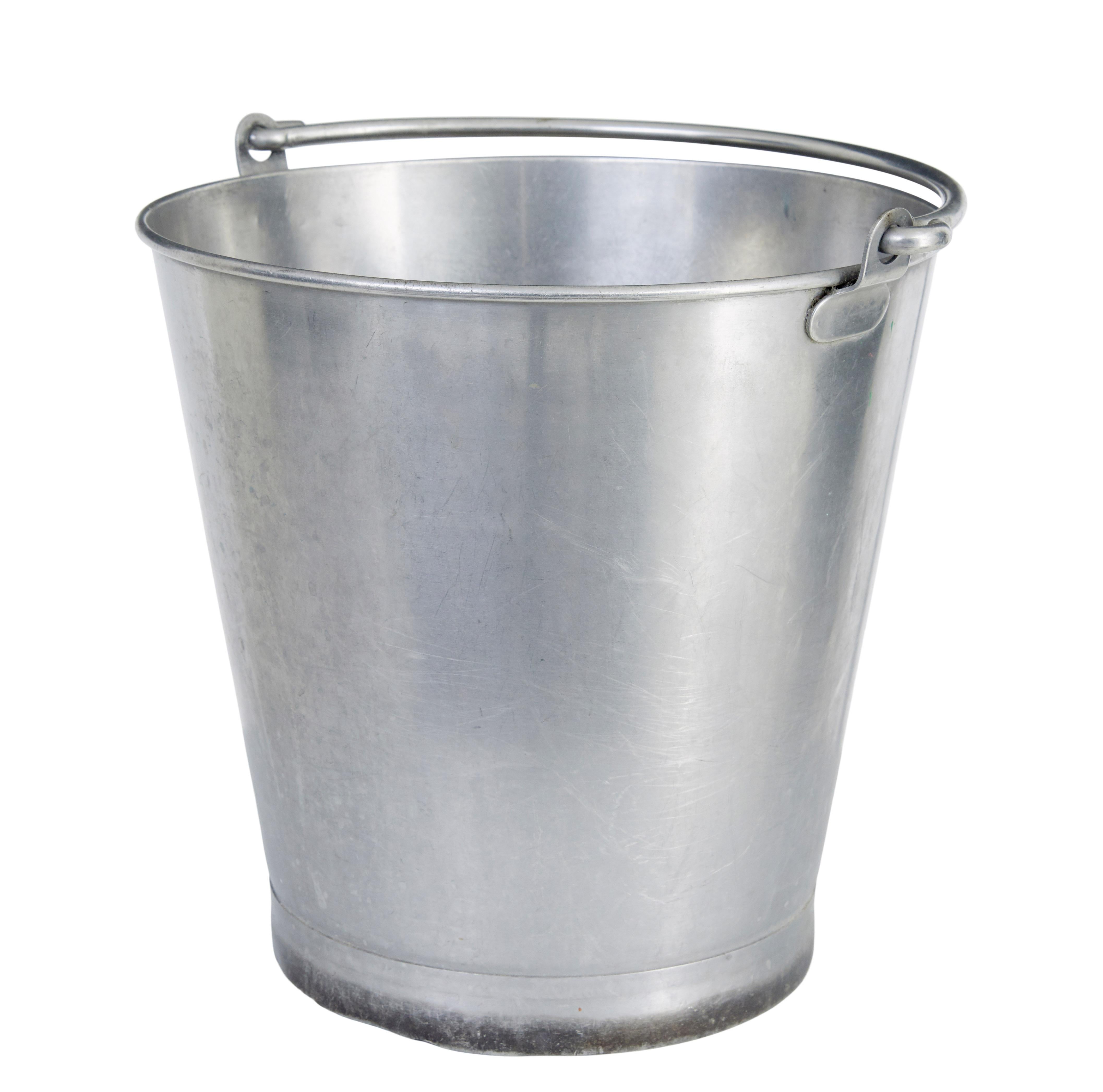 Secchio in acciaio inossidabile di metà secolo, circa 1950.

Secchio/bicchiere in acciaio inossidabile di buona qualità, con manico regolabile.

Ideale per essere utilizzato come piccolo cestino per tronchi, secchiello per il ghiaccio o cestino per