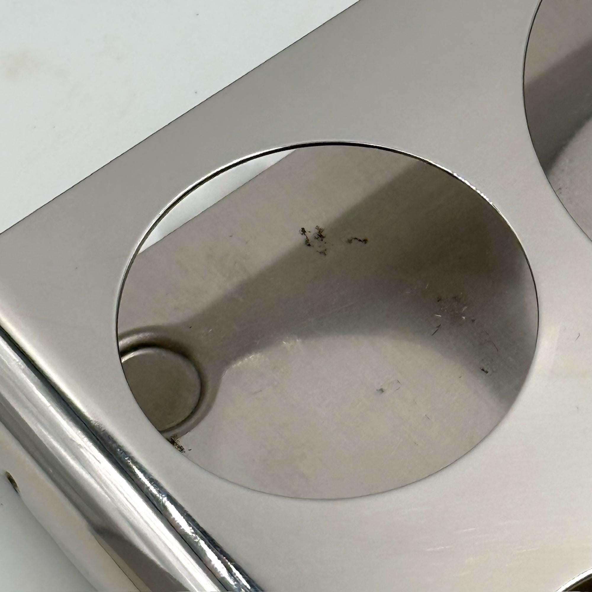 Dieses Gewürzset im Vintage-Stil aus den 70er Jahren von Stella, einer Marke von Metallurgica Lux di Sgarbi & Chiozzi, ist ein bemerkenswertes Beispiel für italienische Handwerkskunst aus der Mitte des Jahrhunderts. Er ist aus hochglanzpoliertem