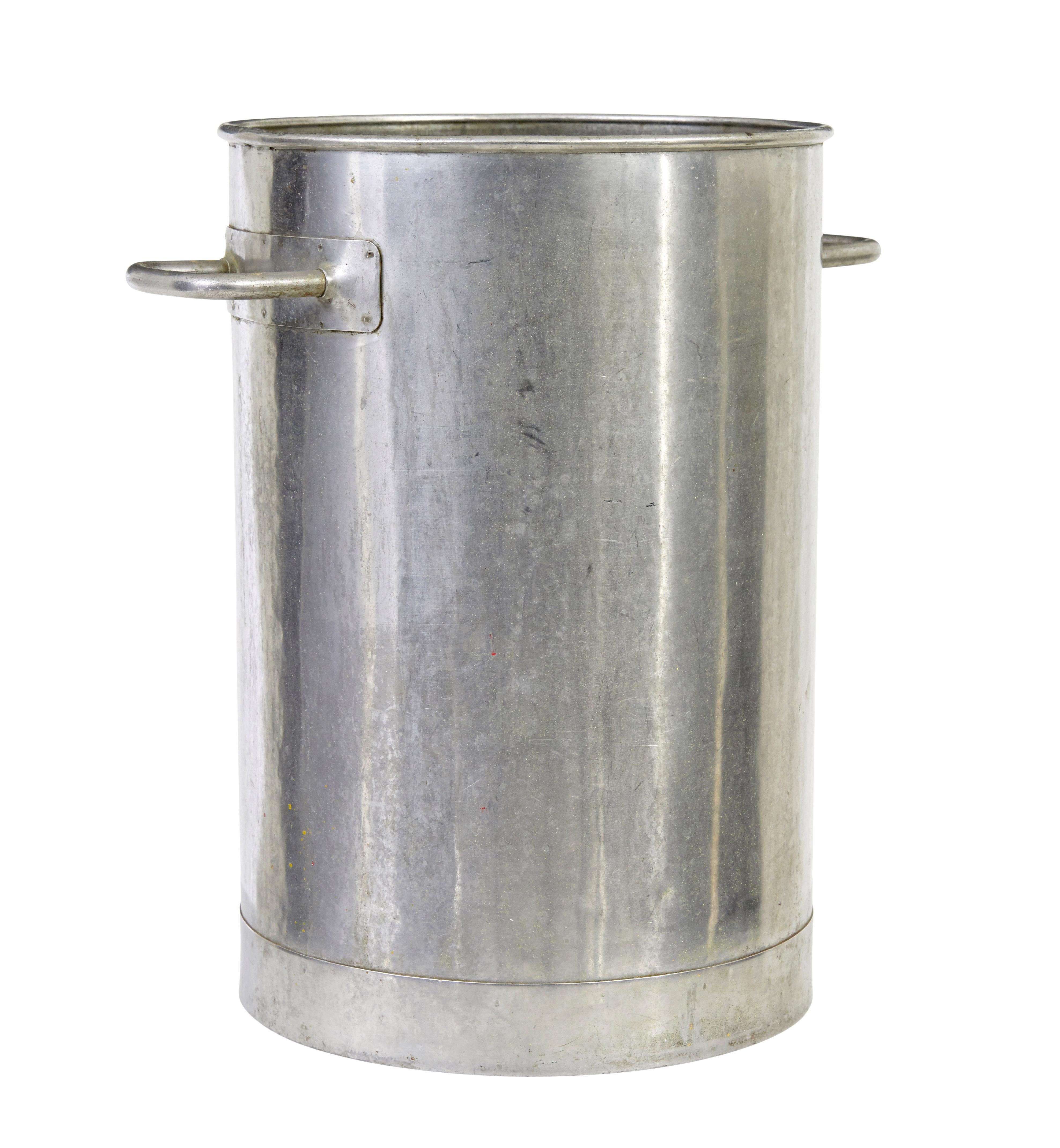 Vase en acier inoxydable du milieu du siècle, vers 1950.

Pièce de métal scandinave de bonne qualité.  Idéal aujourd'hui pour le stockage ou pour une corbeille à papier, ou encore une poubelle à bûches.  De forme ronde avec 2 poignées en inox