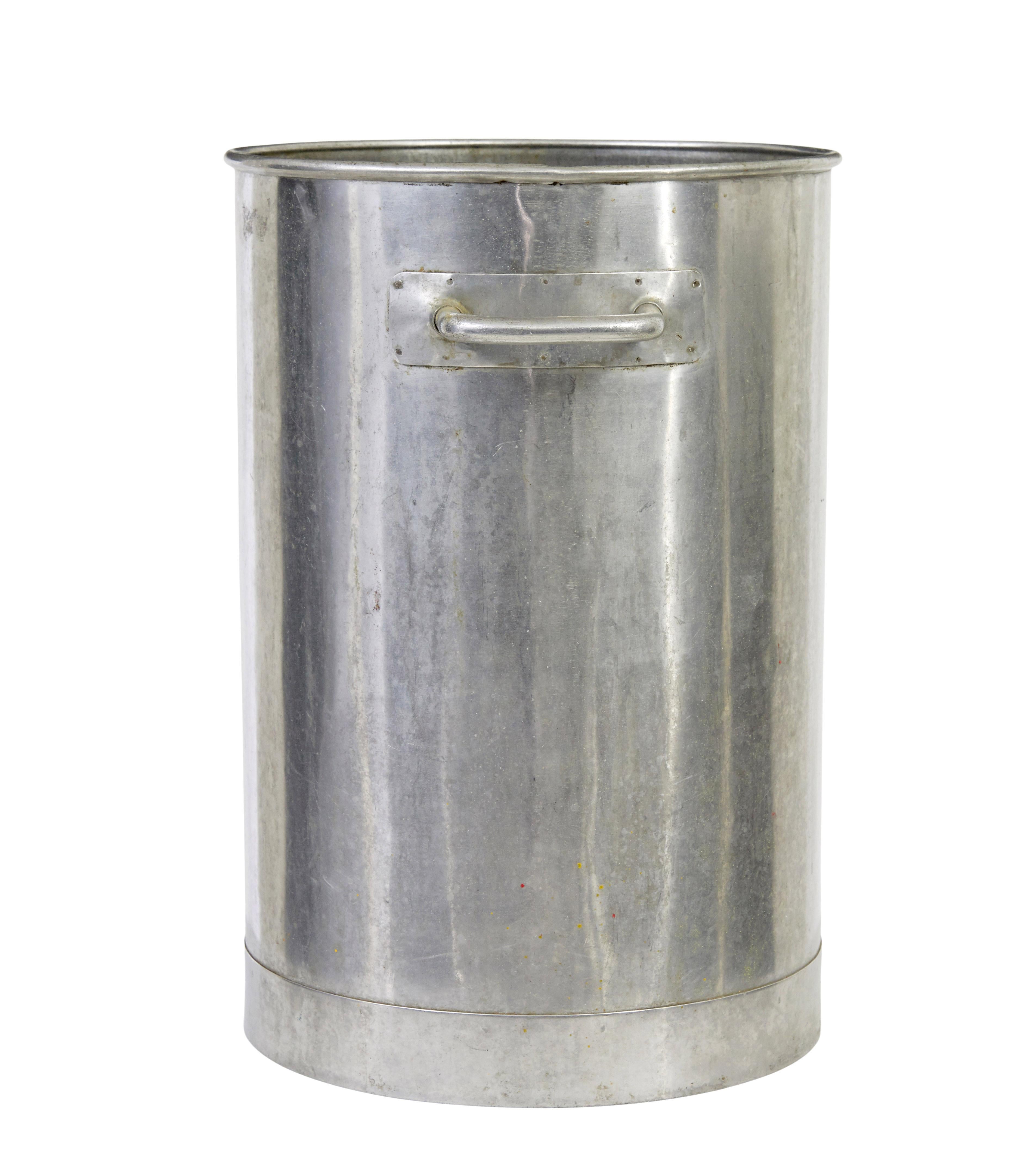 Industriel Vase en acier inoxydable du milieu du siècle en vente