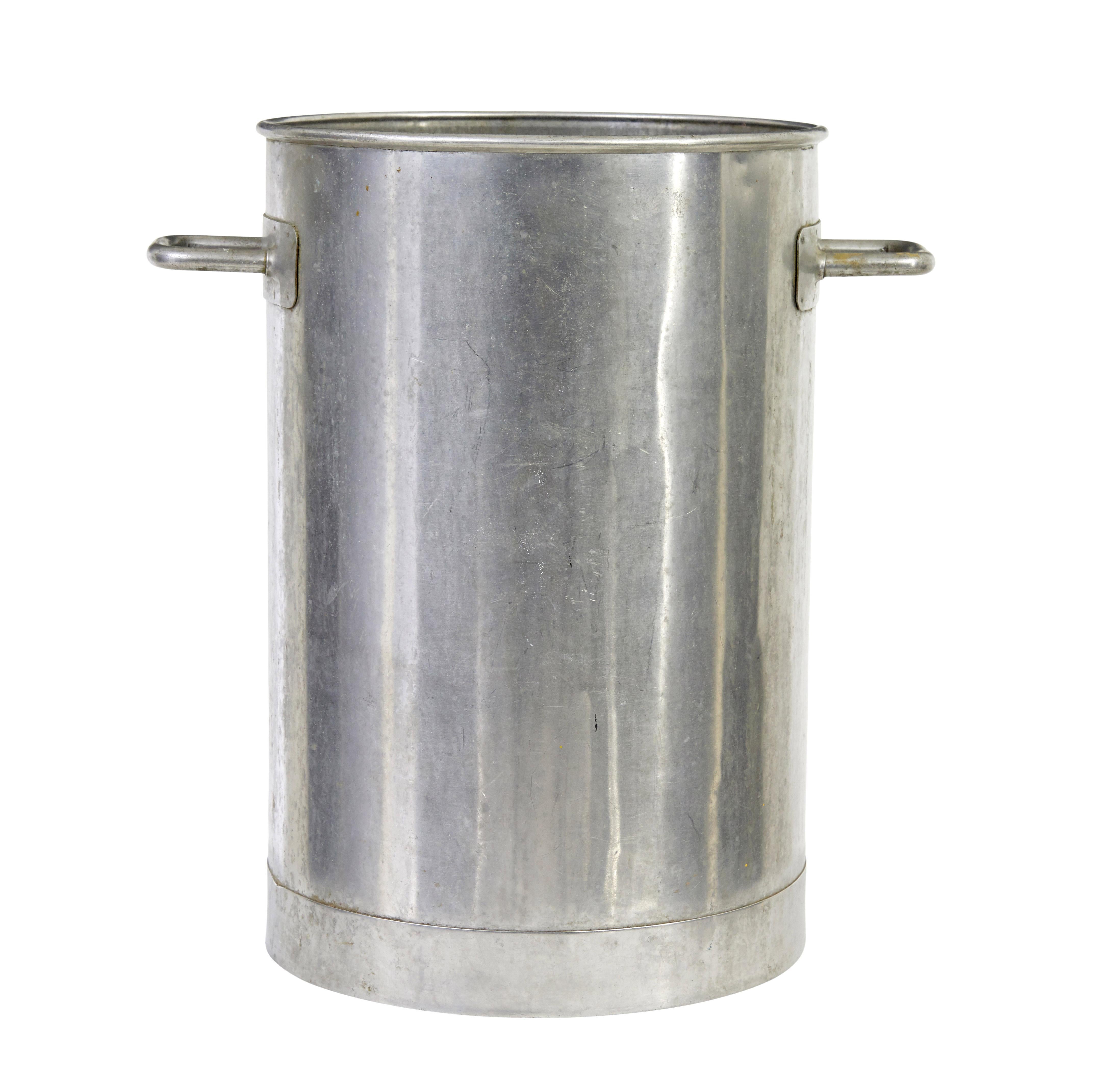 Vase en acier inoxydable du milieu du siècle Bon état - En vente à Debenham, Suffolk