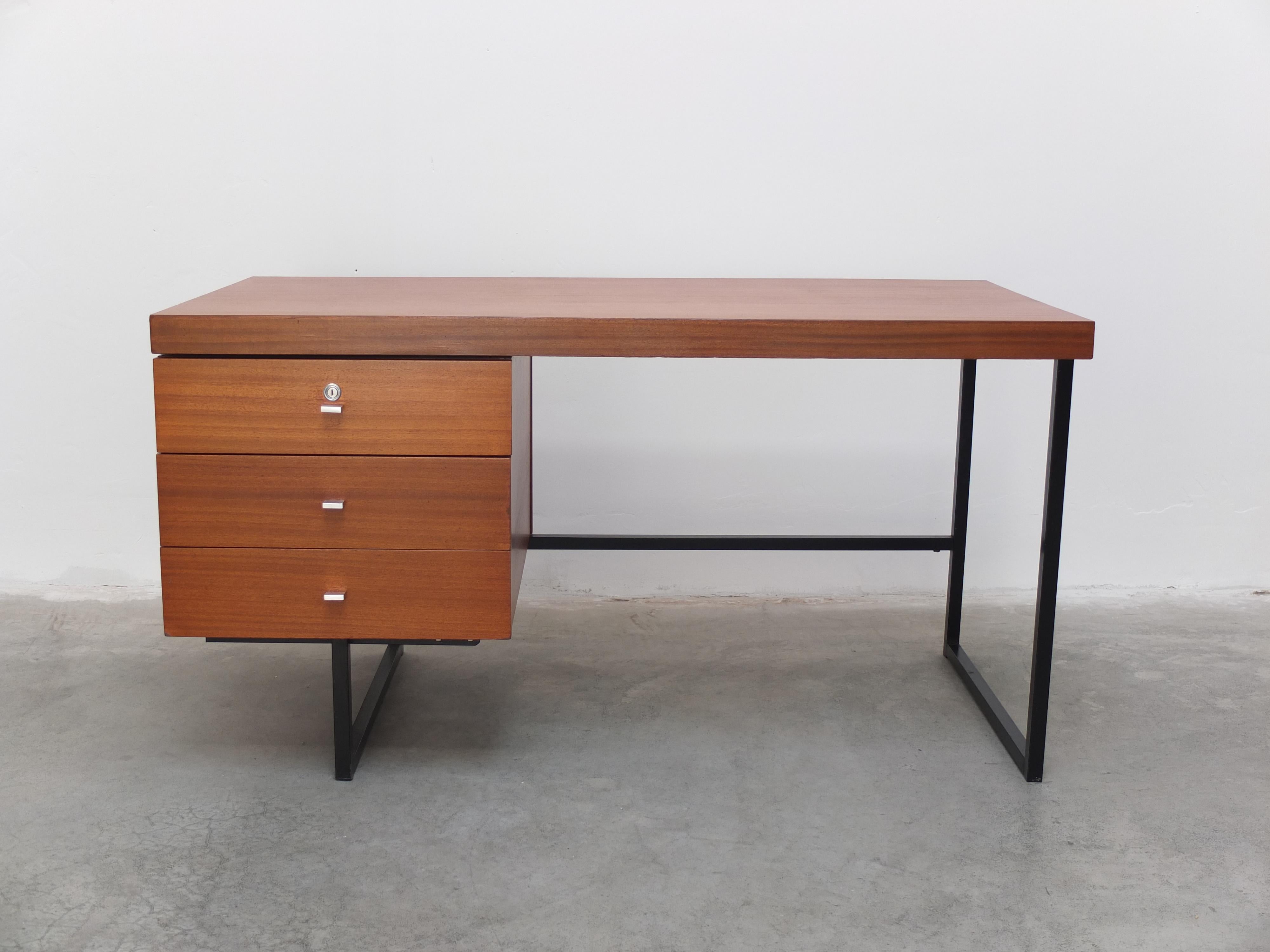 Joli bureau minimaliste 'Standard' conçu par Pierre Guariche en 1961 et produit par Meurop en Belgique. Fabriqué en bois de teck chaud avec une touche de modernisme grâce au cadre en métal laqué noir et aux poignées en aluminium. En très bon état de
