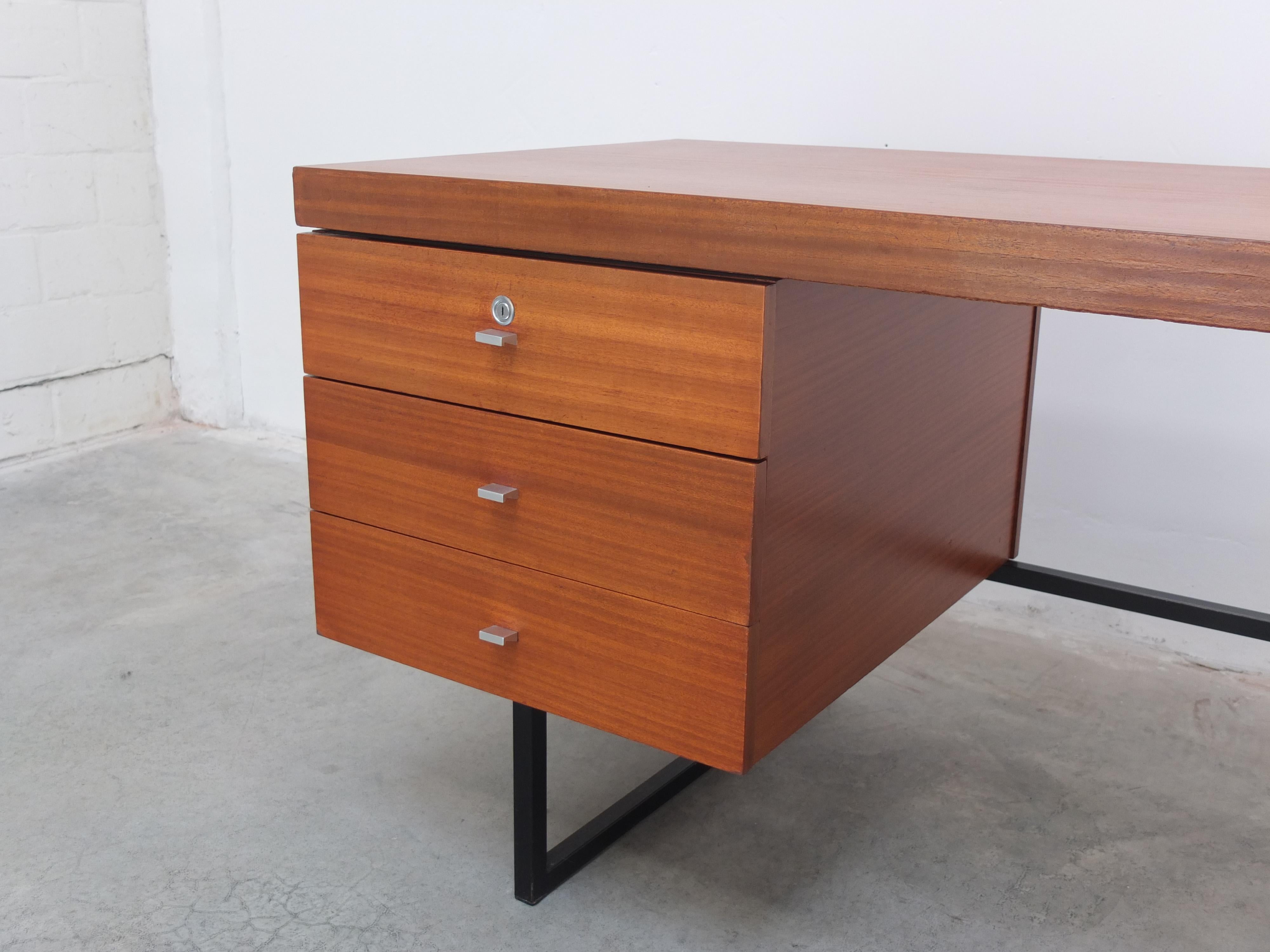 Bureau standard du milieu du siècle dernier de Pierre Guariche pour Meurop, années 1960 Bon état à Antwerpen, VAN