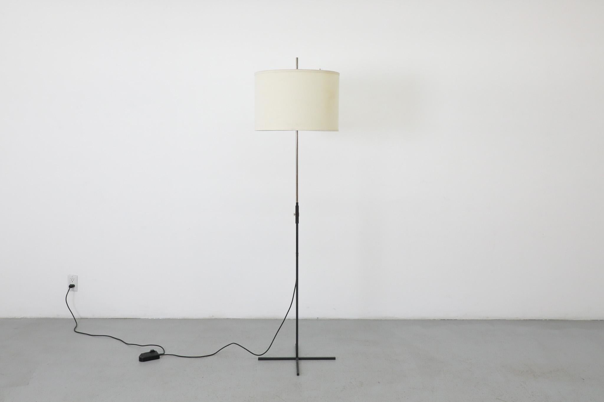 Lampada da terra di metà secolo con stelo telescopico e base a 