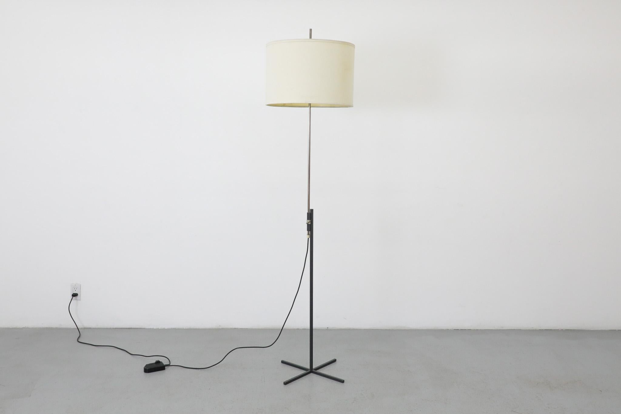 Lampada da terra di metà secolo con stelo telescopico e base a 