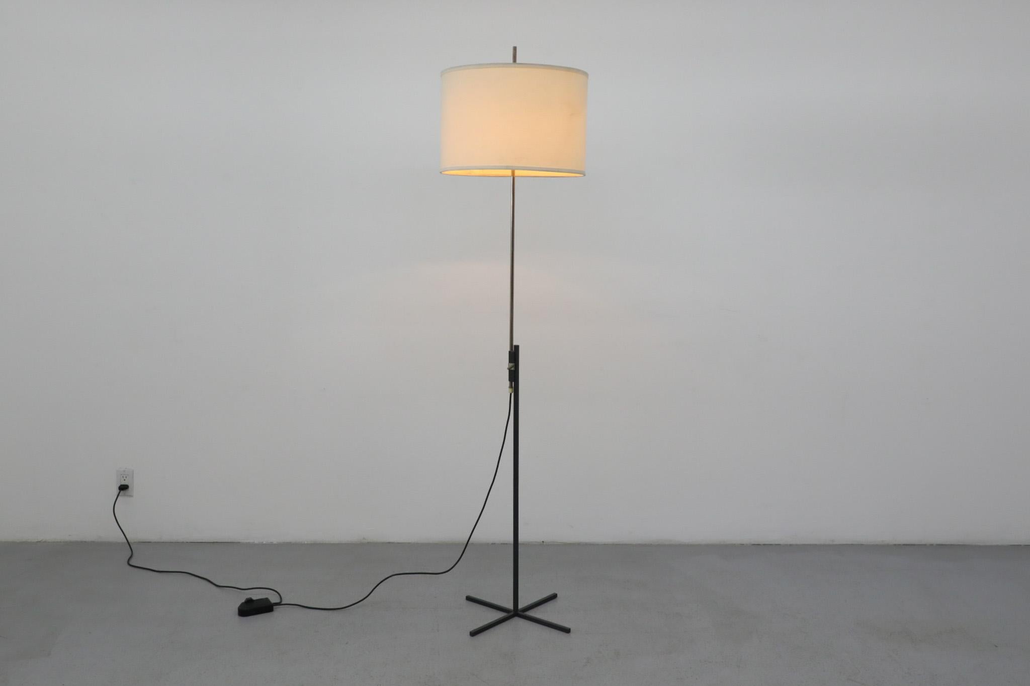 Mid-Century moderno Lampada da terra di metà secolo con stelo telescopico e base a 