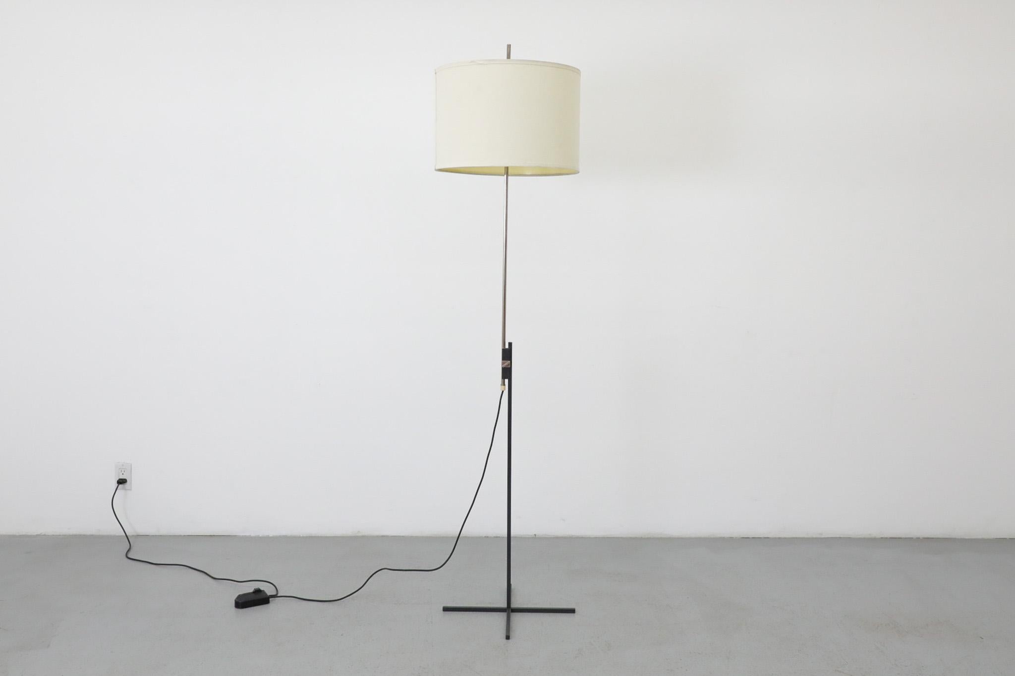 Lampada da terra di metà secolo con stelo telescopico e base a 