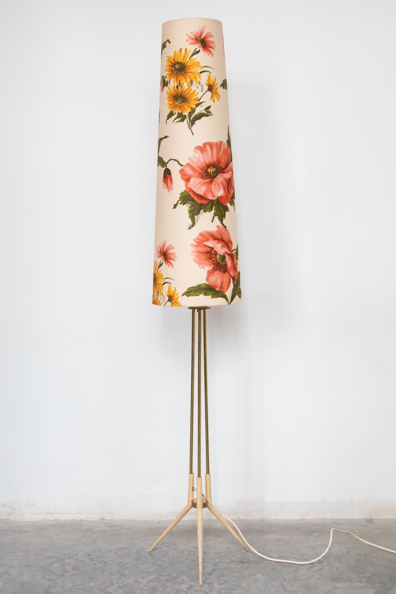 Vintage Midcentury floor lamp with hair pin base. Tall shade features a vibrant design of peonies and sunflowers, Italy, 1950s.

Measures: Base 30 W x 150 H x 30 D cm.
Shade:20 W x 80 H x 20 D cm.