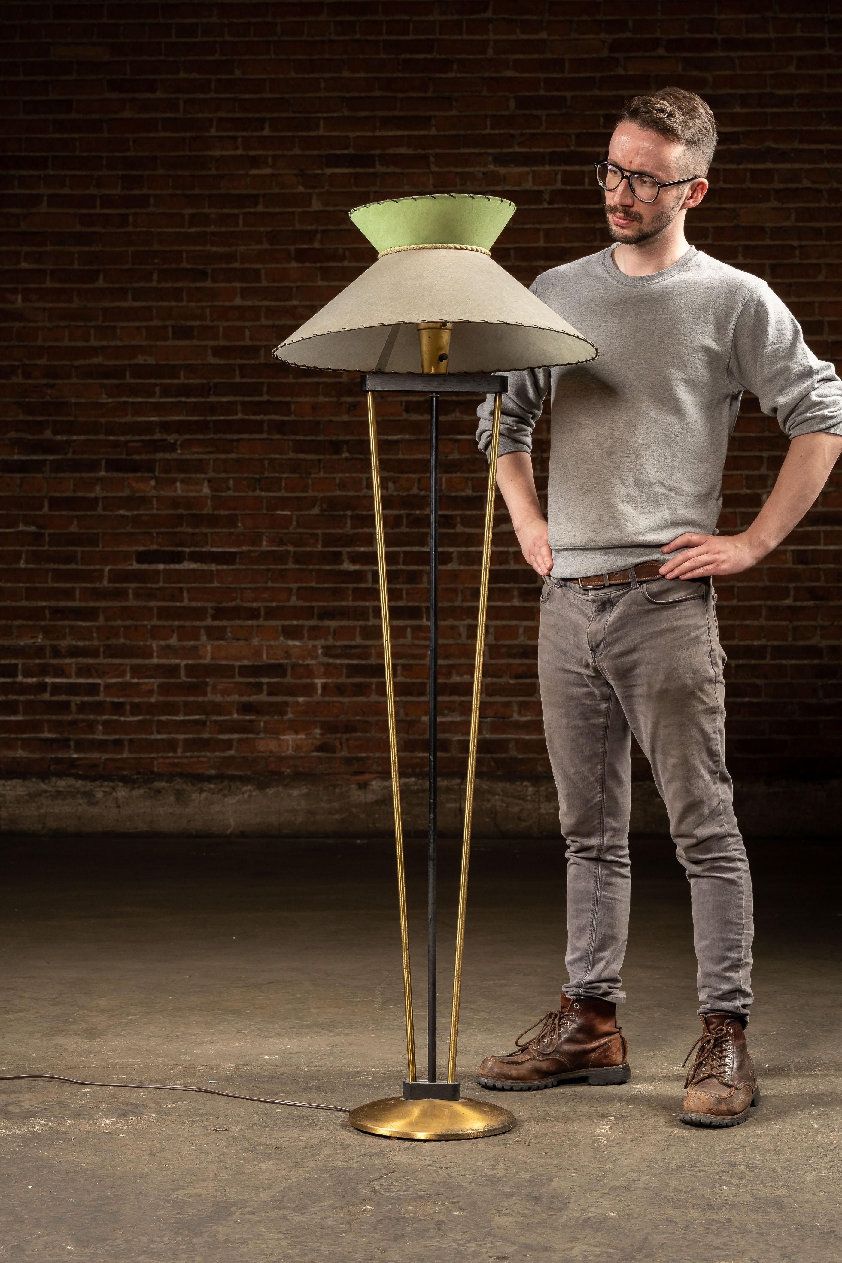 c. années 1950 ; (probablement) Majestic Lamp Co. - Los Angeles

Lampadaire moderne du milieu du siècle avec abat-jour en fibre de verre.

Exemple frappant de l'éclairage de l'ère atomique, ce lampadaire présente un aspect tripode avec des tiges