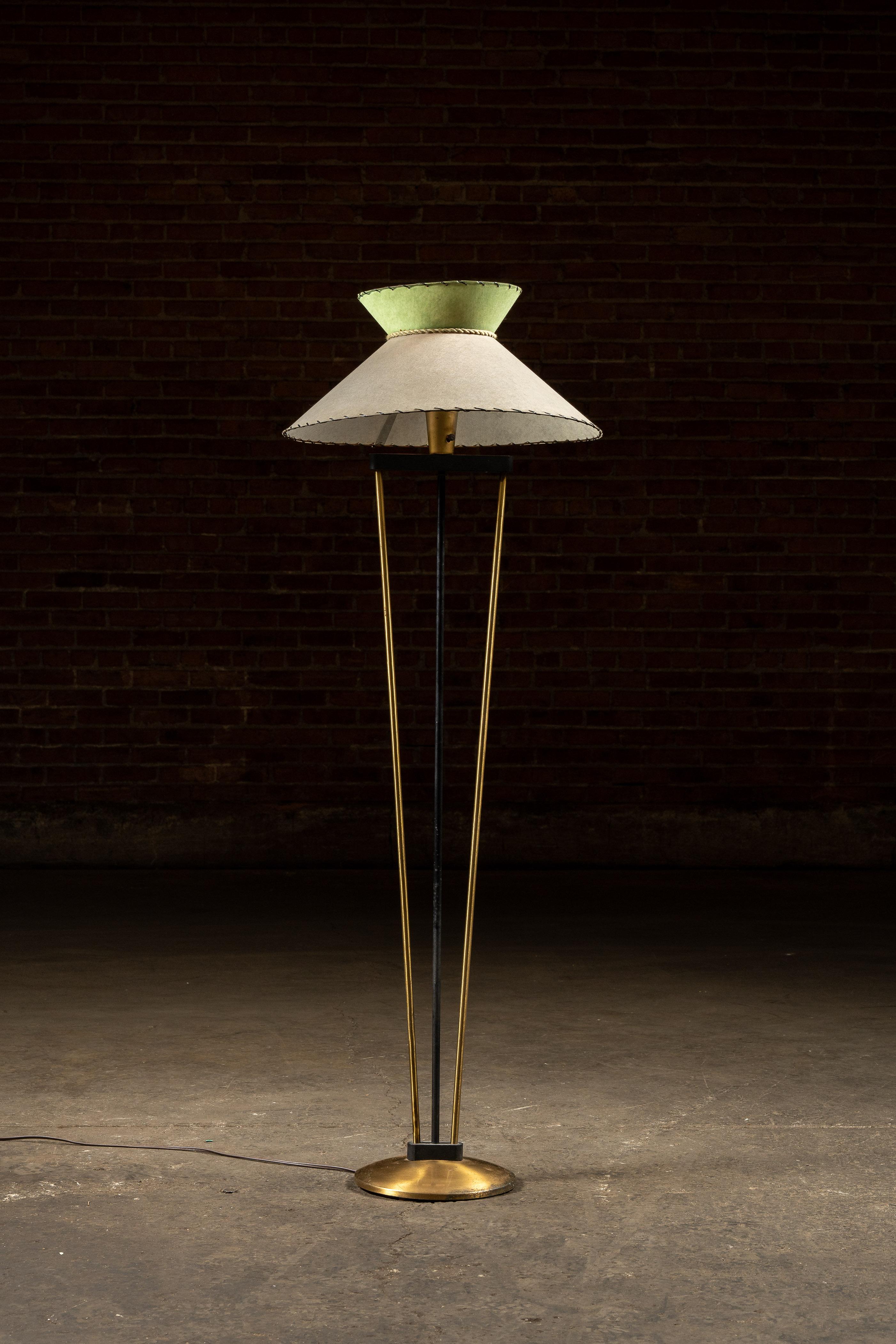 Mid-Century Modern Lampe sur pied du milieu du siècle avec abat-jour en verre au lait en vente
