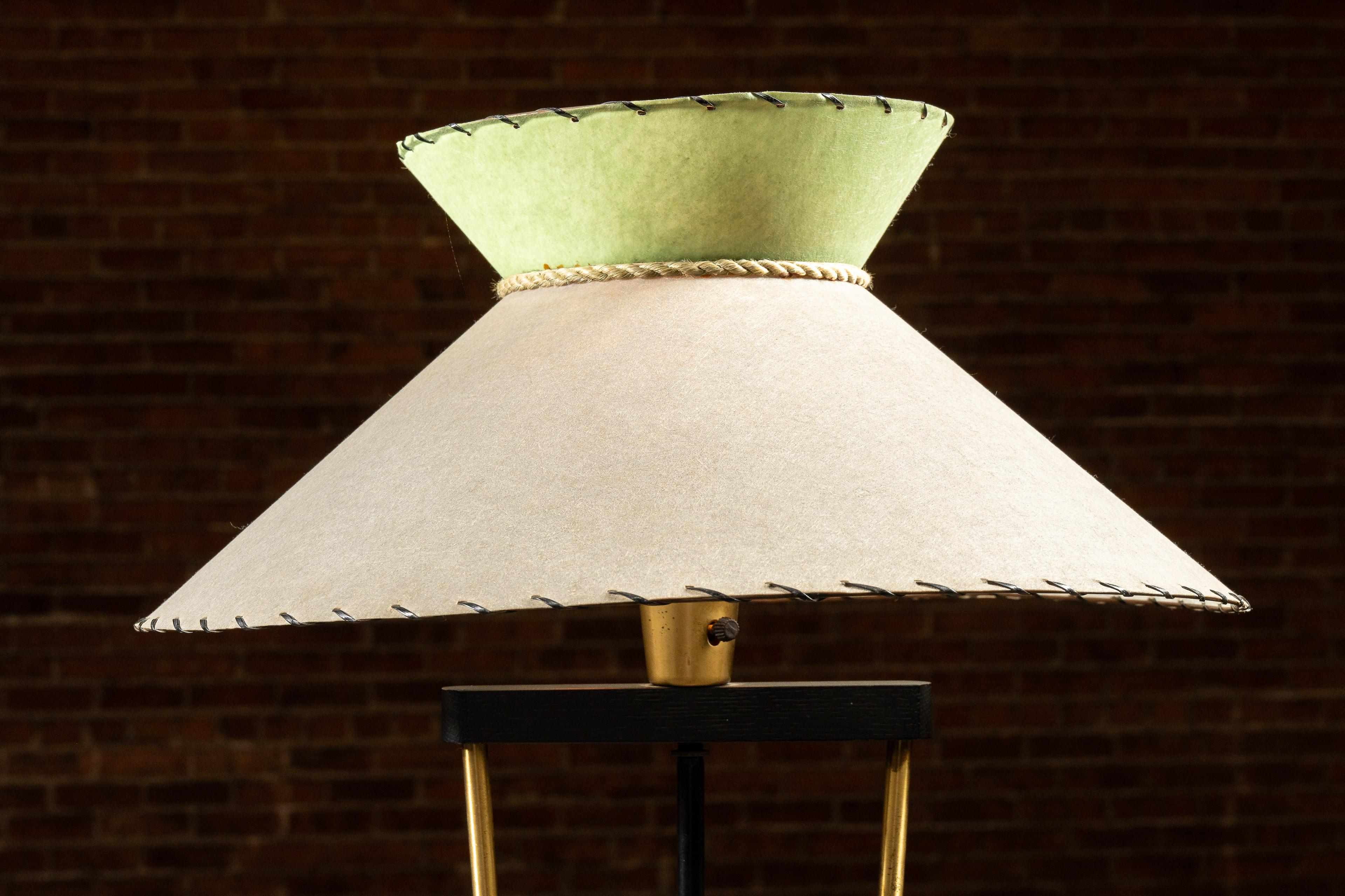 Américain Lampe sur pied du milieu du siècle avec abat-jour en verre au lait en vente