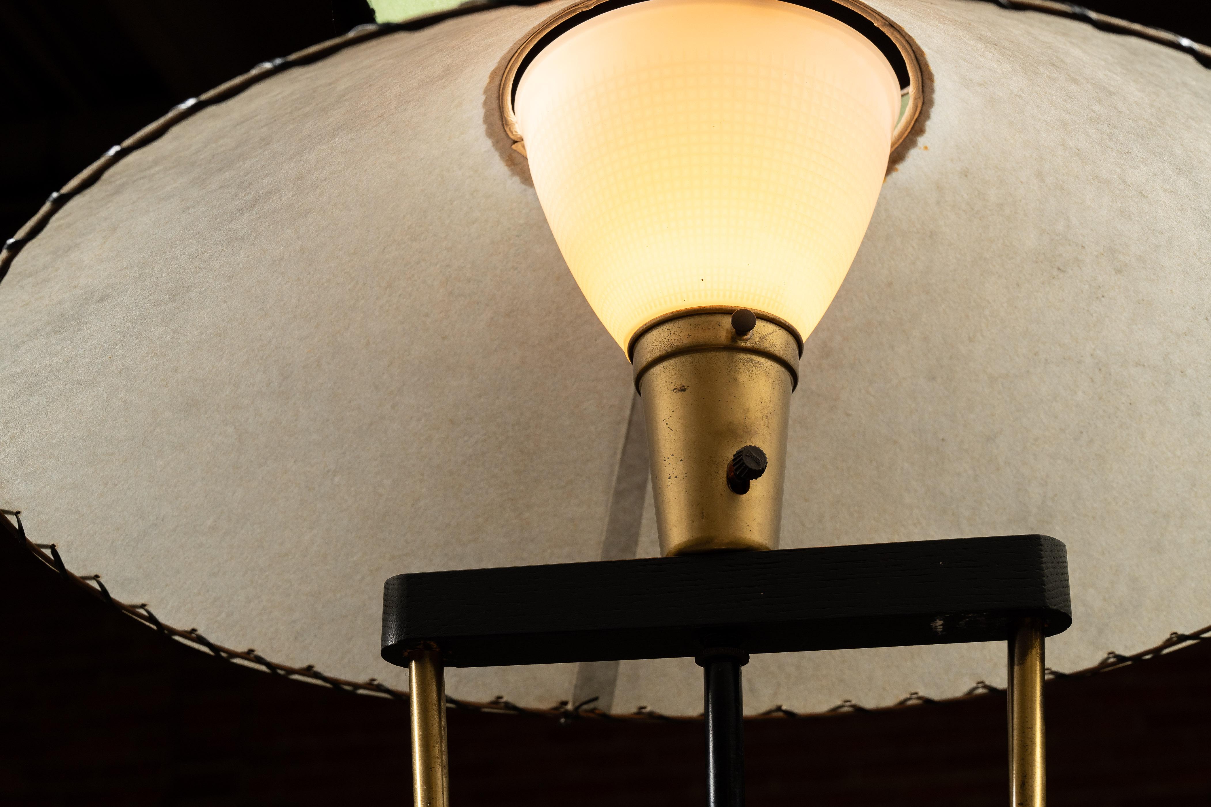 Lampe sur pied du milieu du siècle avec abat-jour en verre au lait Bon état - En vente à Dekalb, IL