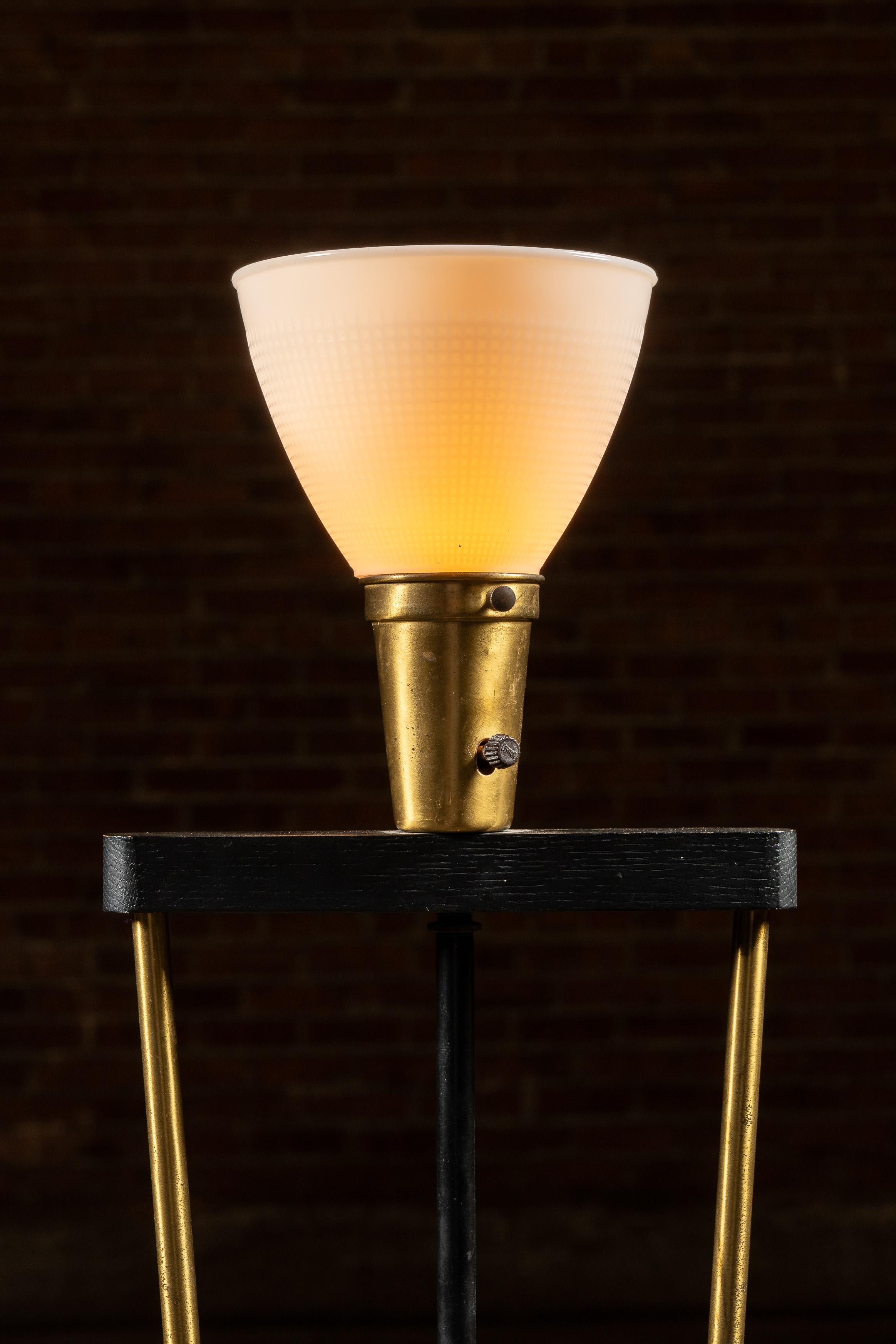 Laiton Lampe sur pied du milieu du siècle avec abat-jour en verre au lait en vente