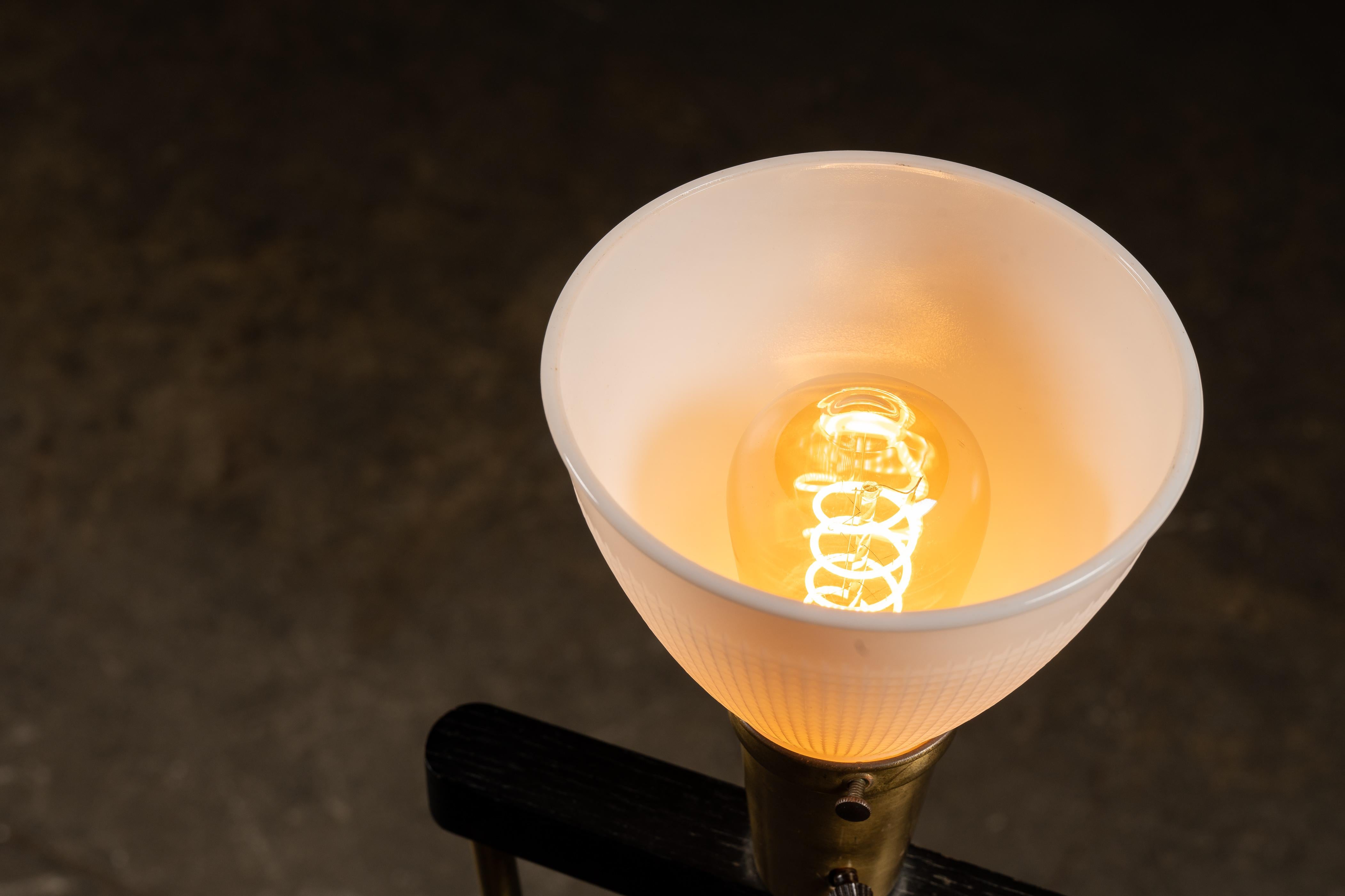 Lampe sur pied du milieu du siècle avec abat-jour en verre au lait en vente 1