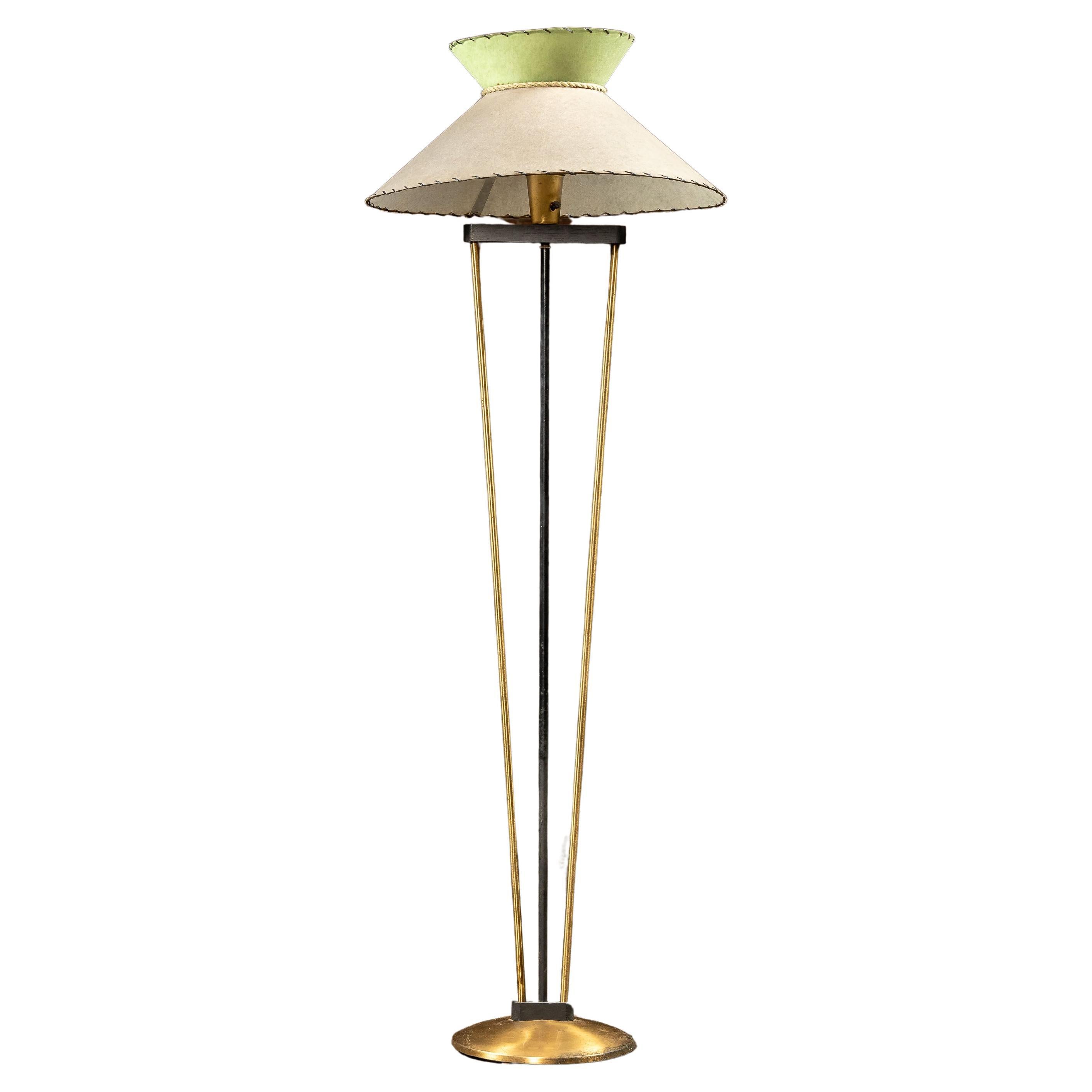 Lampe sur pied du milieu du siècle avec abat-jour en verre au lait en vente