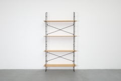 Estantería de madera estilo cuerda de pie de mediados de siglo con estructura de alambre esmaltado en negro