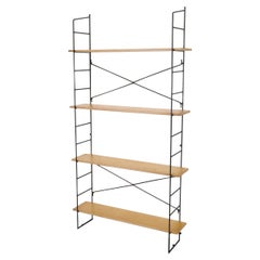 Bibliothèque en bois de style "String" du milieu du siècle avec cadre en fil métallique émaillé noir