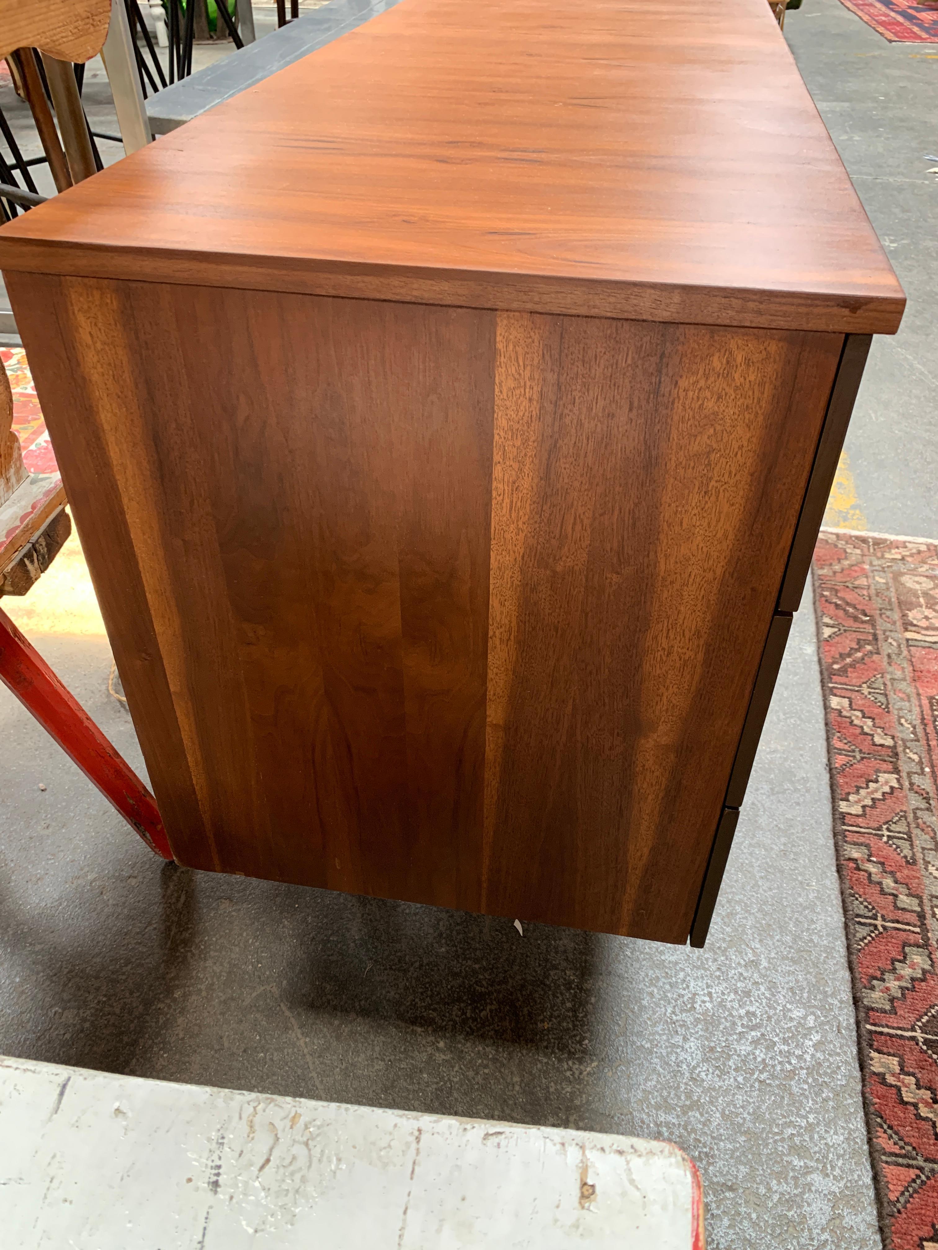 Classic mid century knee hole desk by Stanley Furniture. Four drawers with Brass pulls, Walnut stained wood construction. 

Measures: 46