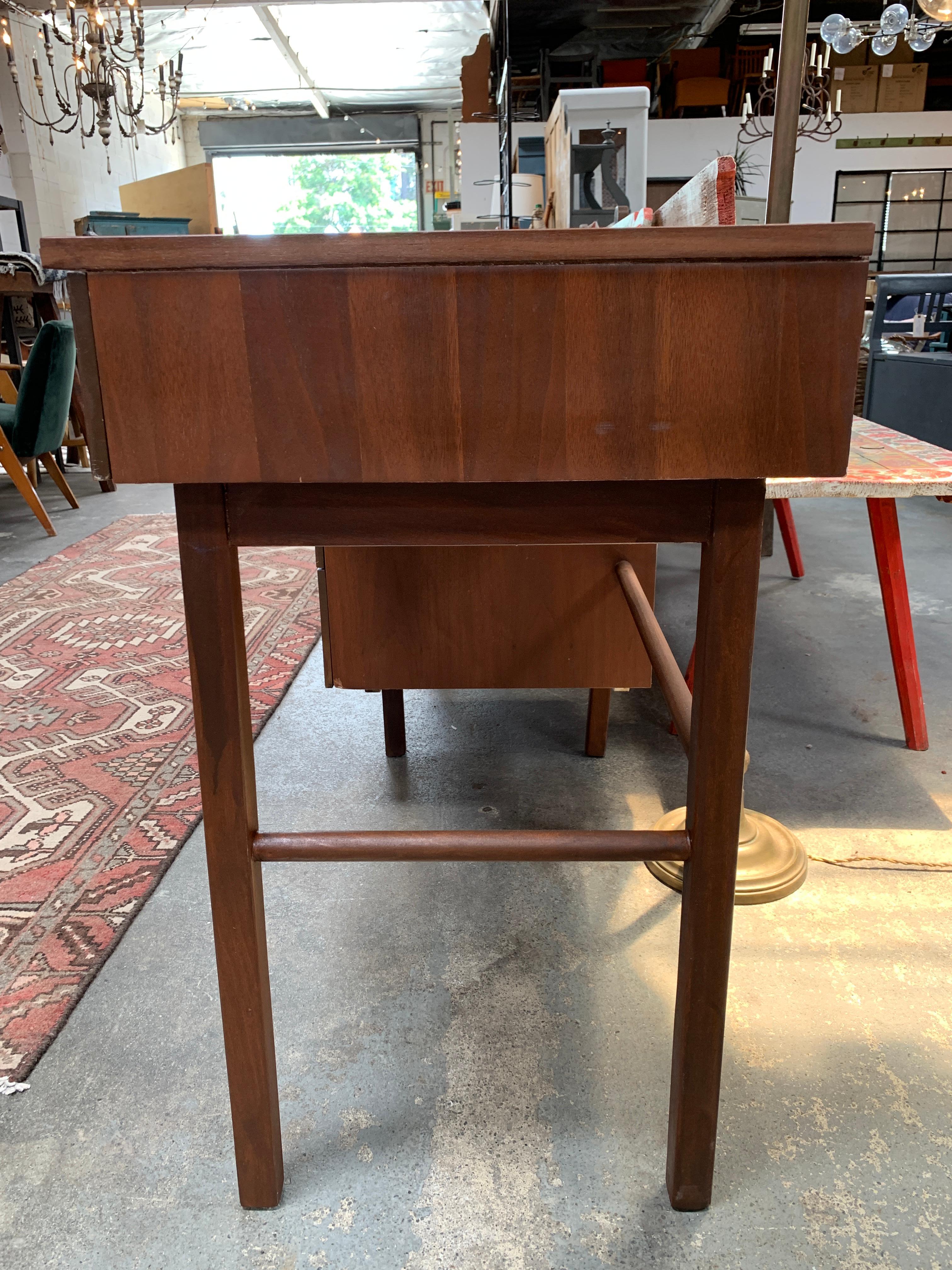 Mid Century Stanley Furniture Desk In Fair Condition In Los Angeles, CA