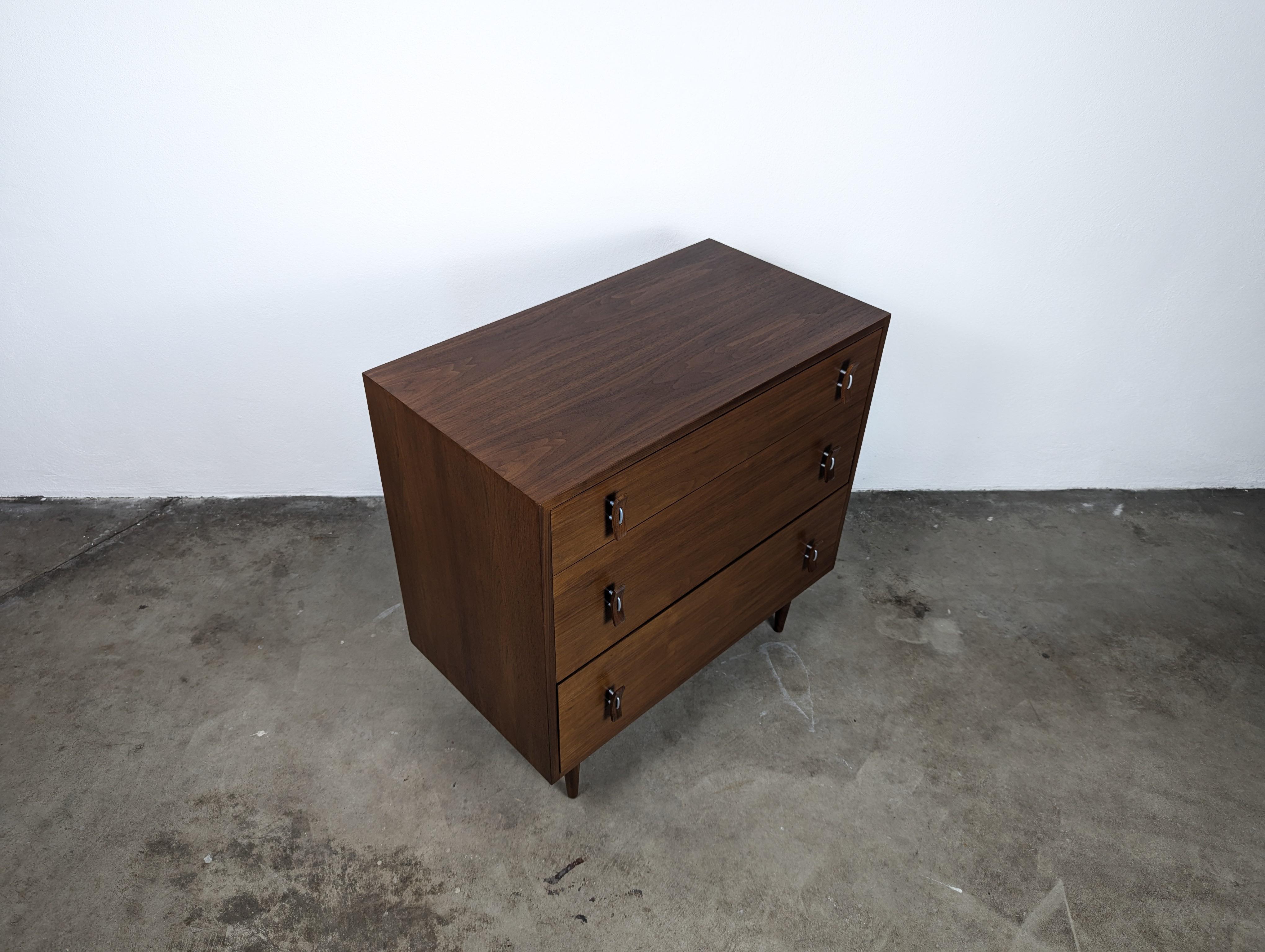 Mid Century Stanley Young Walnut 3-Drawer Chest for Glenn of California, c1950s 2
