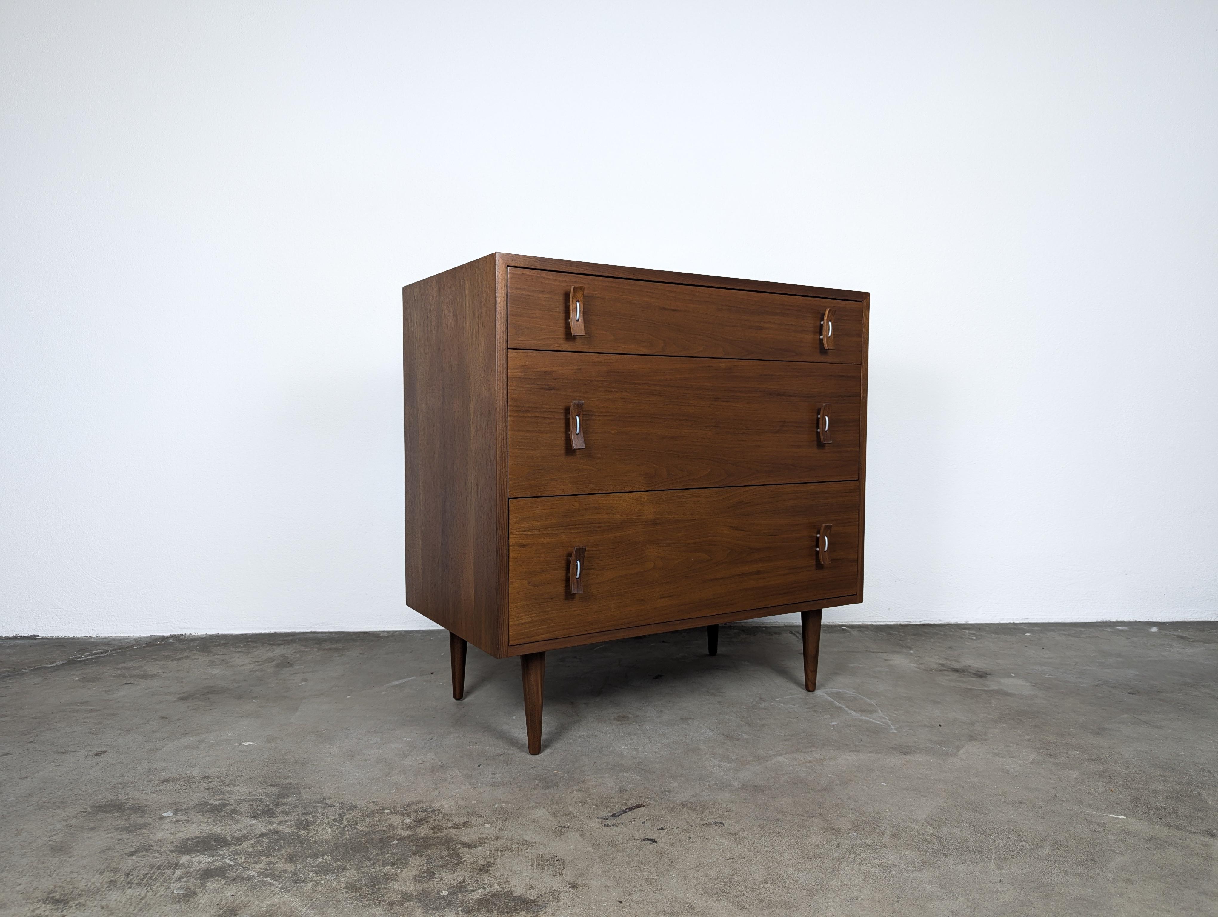 Mid Century Stanley Young Walnut 3-Drawer Chest for Glenn of California, c1950s In Excellent Condition In Chino Hills, CA