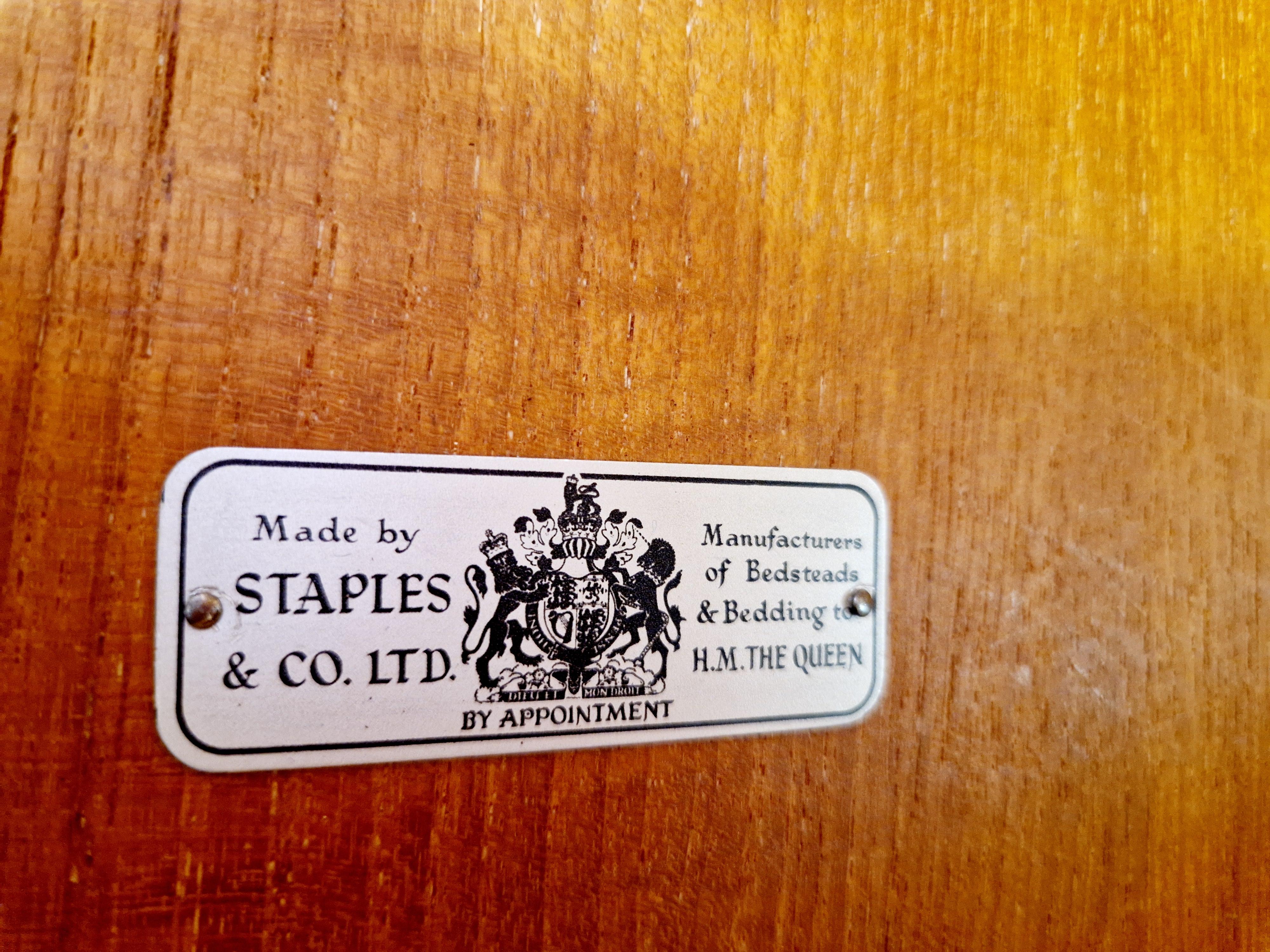 Explorez le charme des meubles vintage avec ce Mid Century Staples Ladderax Shelving Cupboard By Robert Heal , une pièce étonnante datant de 1964. Fabriquée à partir d'un mélange de bois et de métal, cette armoire au design intemporel est dotée de