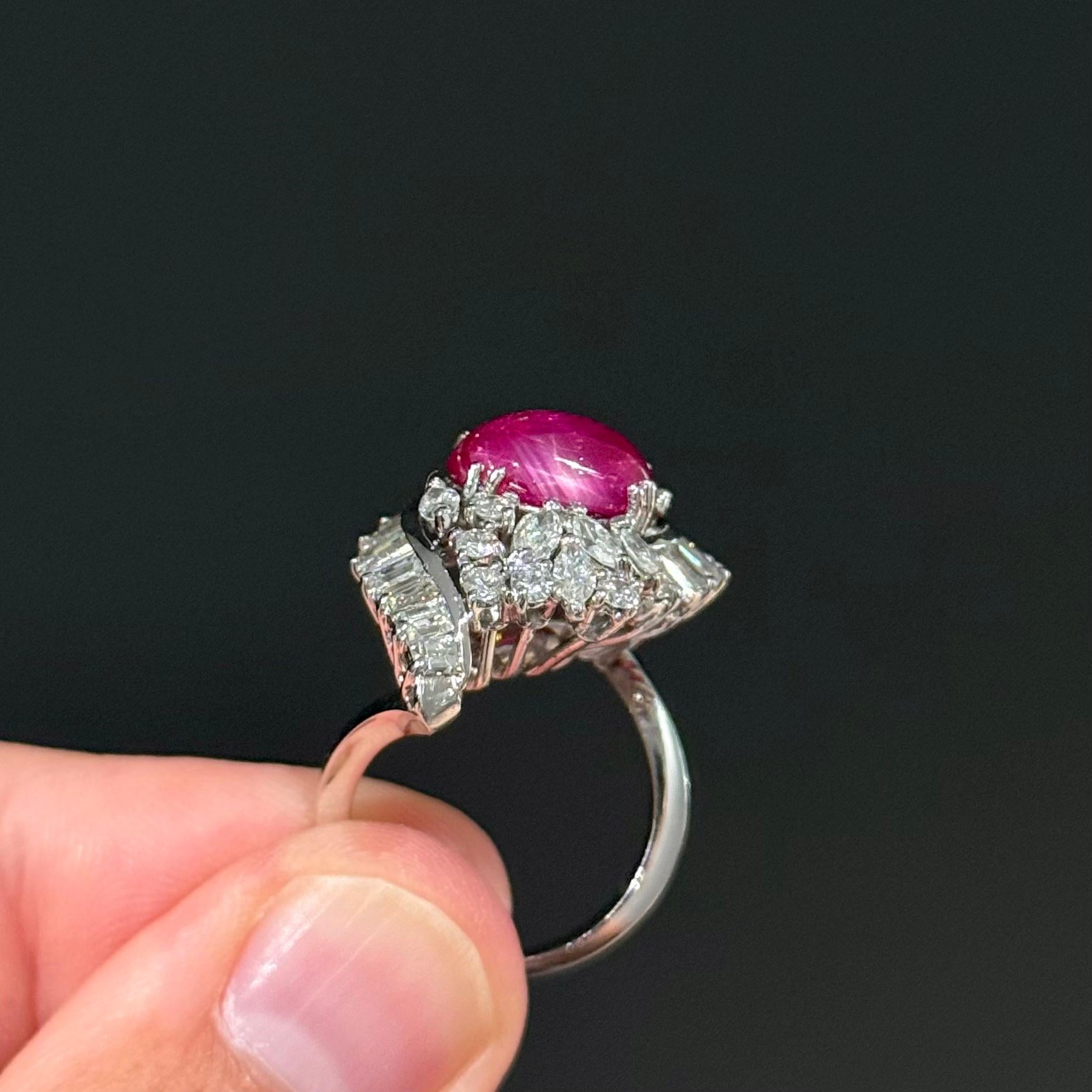 Anello da cocktail con diamante e rubino Stella di metà secolo, platino 1950s 1960s in vendita 5